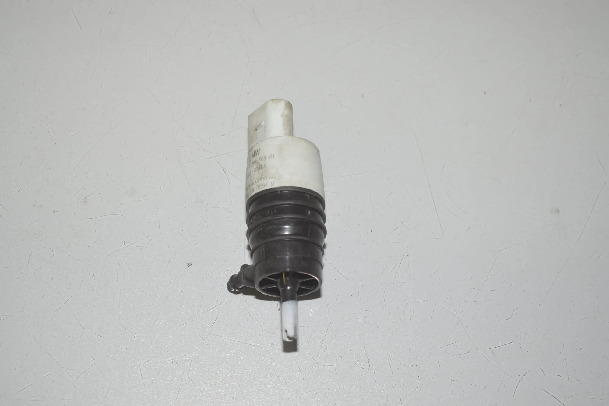 Washer Tank Motor – OEM 7298309 · BMW 5 (G30) (2016 - -) M 550 d xDrive 2017
