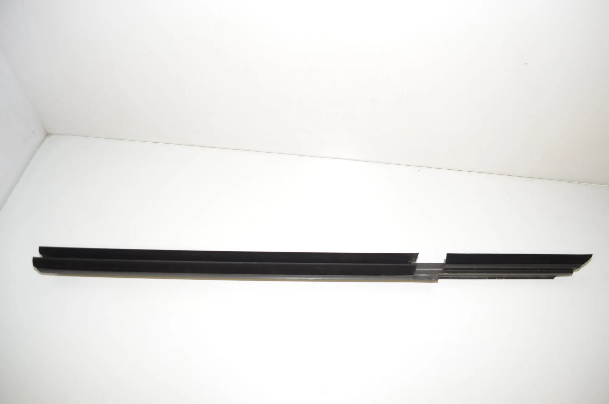 Rear Left Door Window Strip – OEM 7336983 · BMW 5 (G30) (2016 - -) M 550 d xDrive 2017 – 2