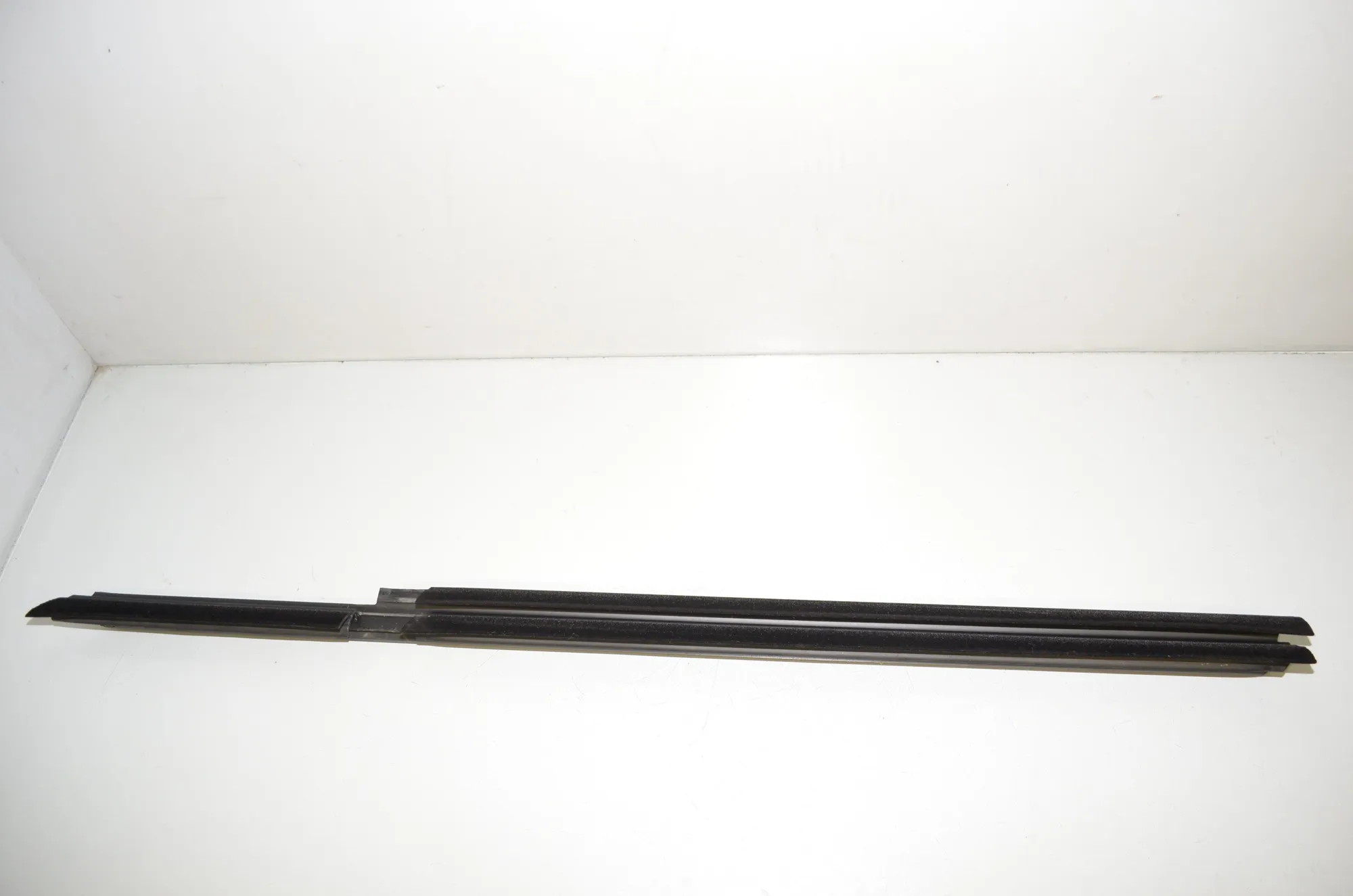 Rear Left Door Window Strip – OEM 7336983 · BMW 5 (G30) (2016 - -) M 550 d xDrive 2017