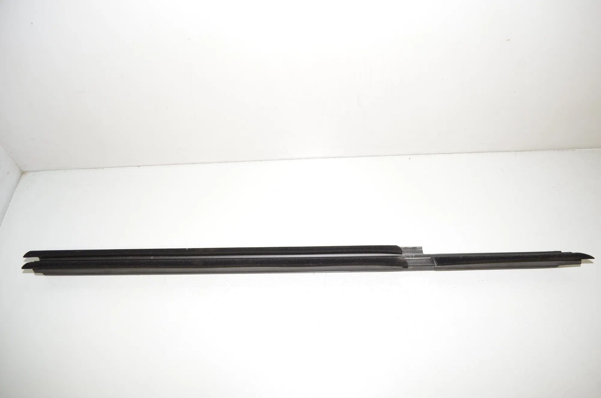 Rear Right Door Window Strip – OEM 7336984 · BMW 5 (G30) (2016 - -) M 550 d xDrive 2017