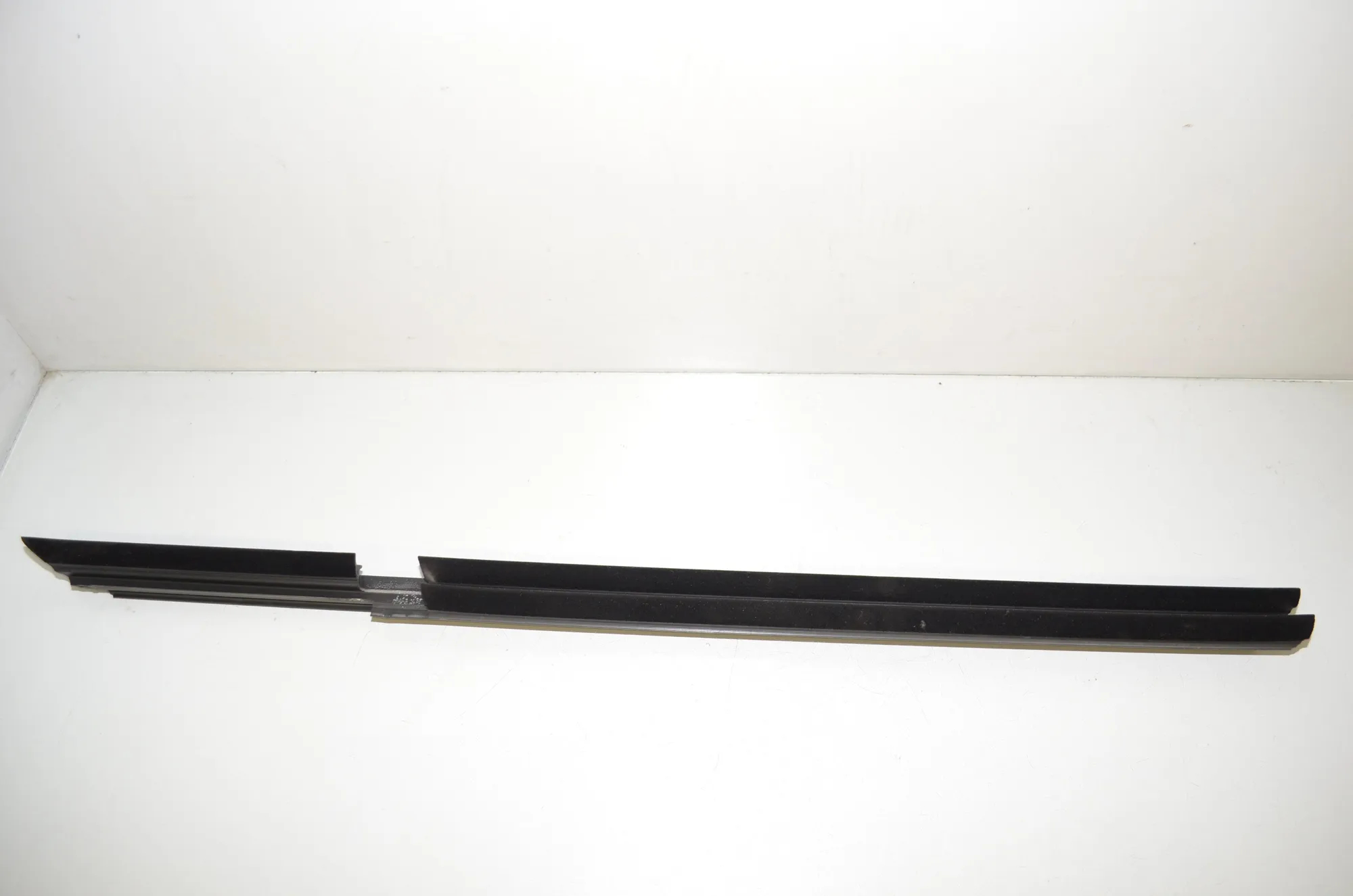 Rear Right Door Window Strip – OEM 7336984 · BMW 5 (G30) (2016 - -) M 550 d xDrive 2017 – 2