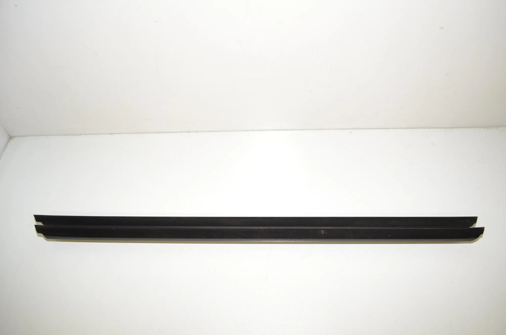 Front Right Door Window Molding – OEM 7336960 · BMW 5 (G30) (2016 - -) M 550 d xDrive 2017