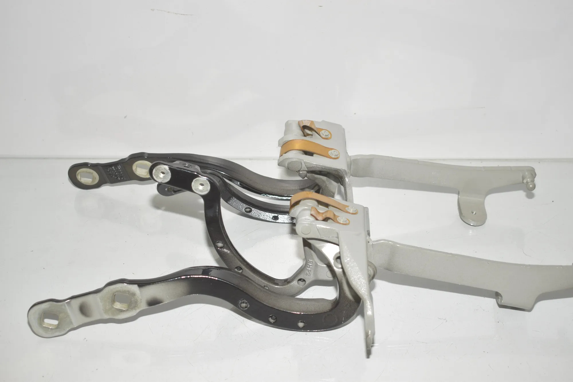 Right Side Bootlid Hinge – OEM 7390414 · BMW 5 Touring (G31) (2017 - -) 520 d 2021 – 5