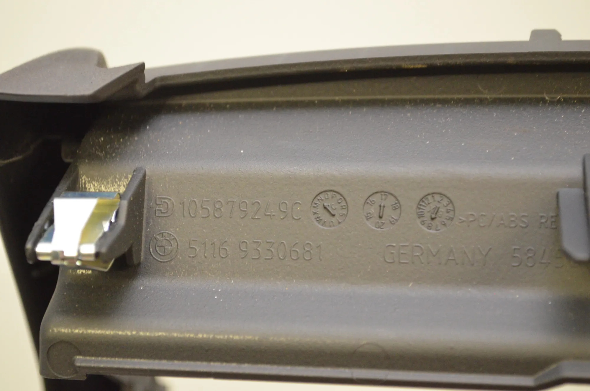 Center Console Trim – OEM 9330681 · BMW 5 (G30) (2016 - -) M 550 d xDrive 2017 – 4