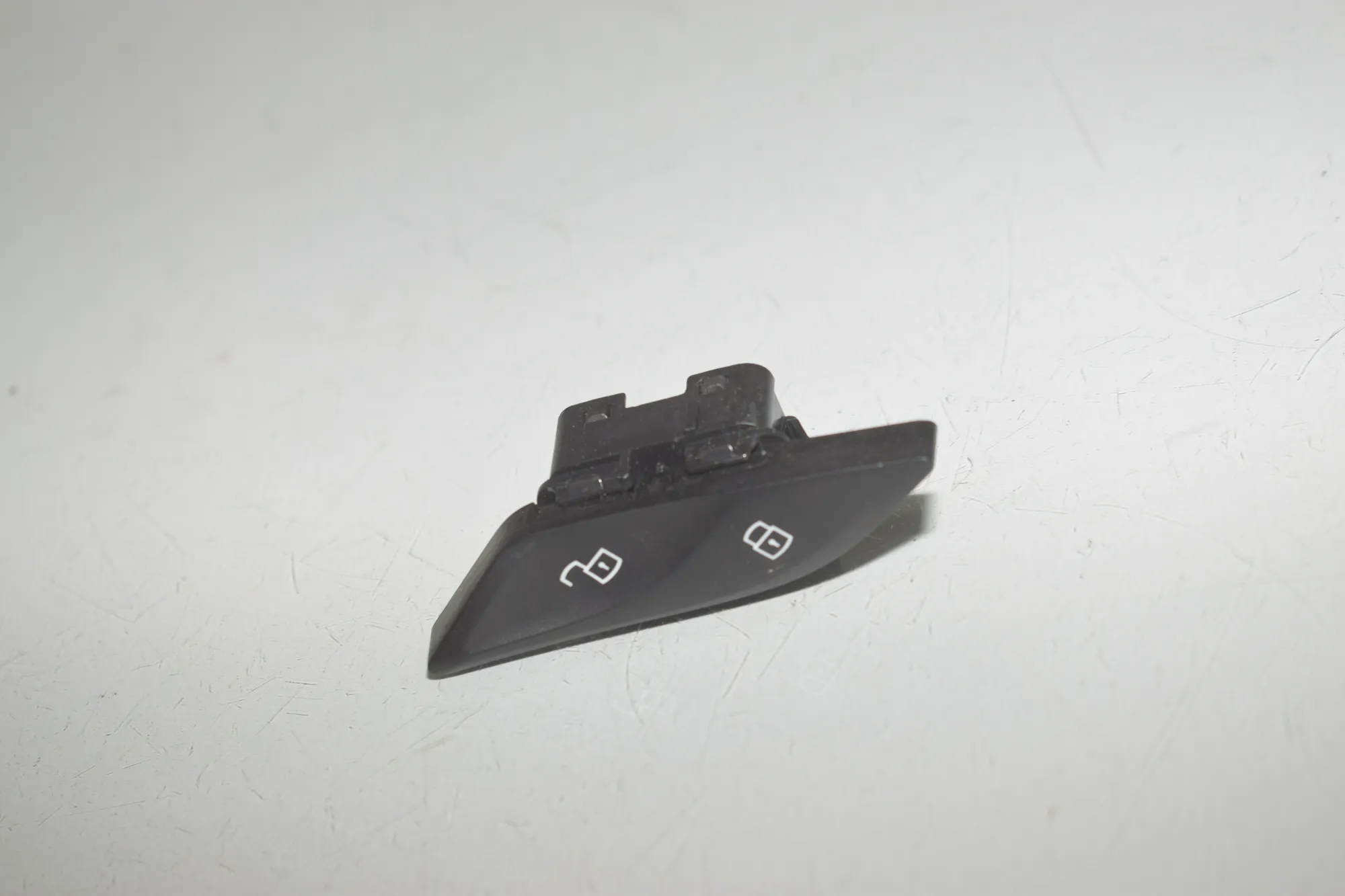 Door unlock/lock buttons – OEM 9860546 · BMW 5 Touring (G31) (2017 - -) 520 d 2021 – 3