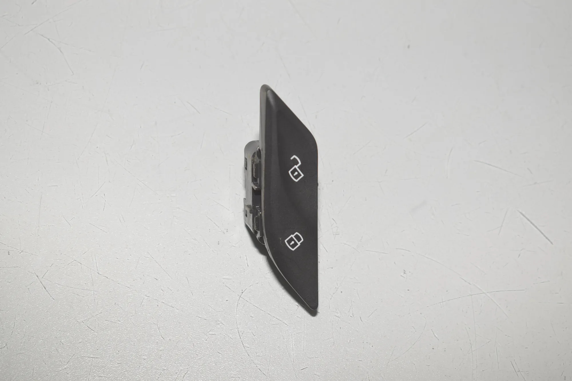 Door unlock/lock buttons – OEM 9860546 · BMW 5 Touring (G31) (2017 - -) 520 d 2021 – 2