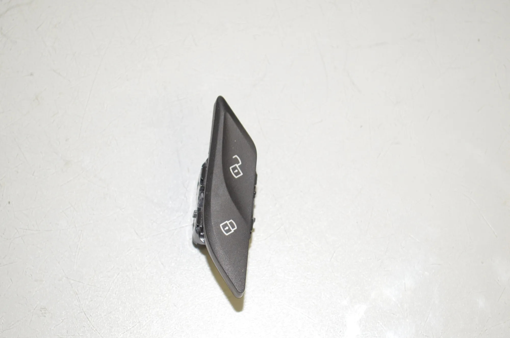 Door unlock/lock buttons – OEM 9860546 · BMW 5 (G30) (2016 - -) M 550 d xDrive 2017