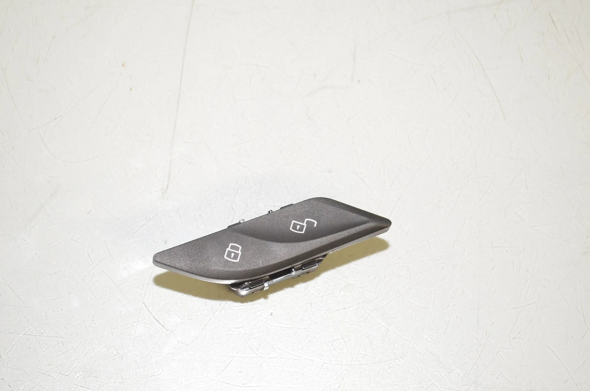 Door unlock/lock buttons – OEM 9860545 · BMW 5 (G30) (2016 - -) M 550 d xDrive 2017