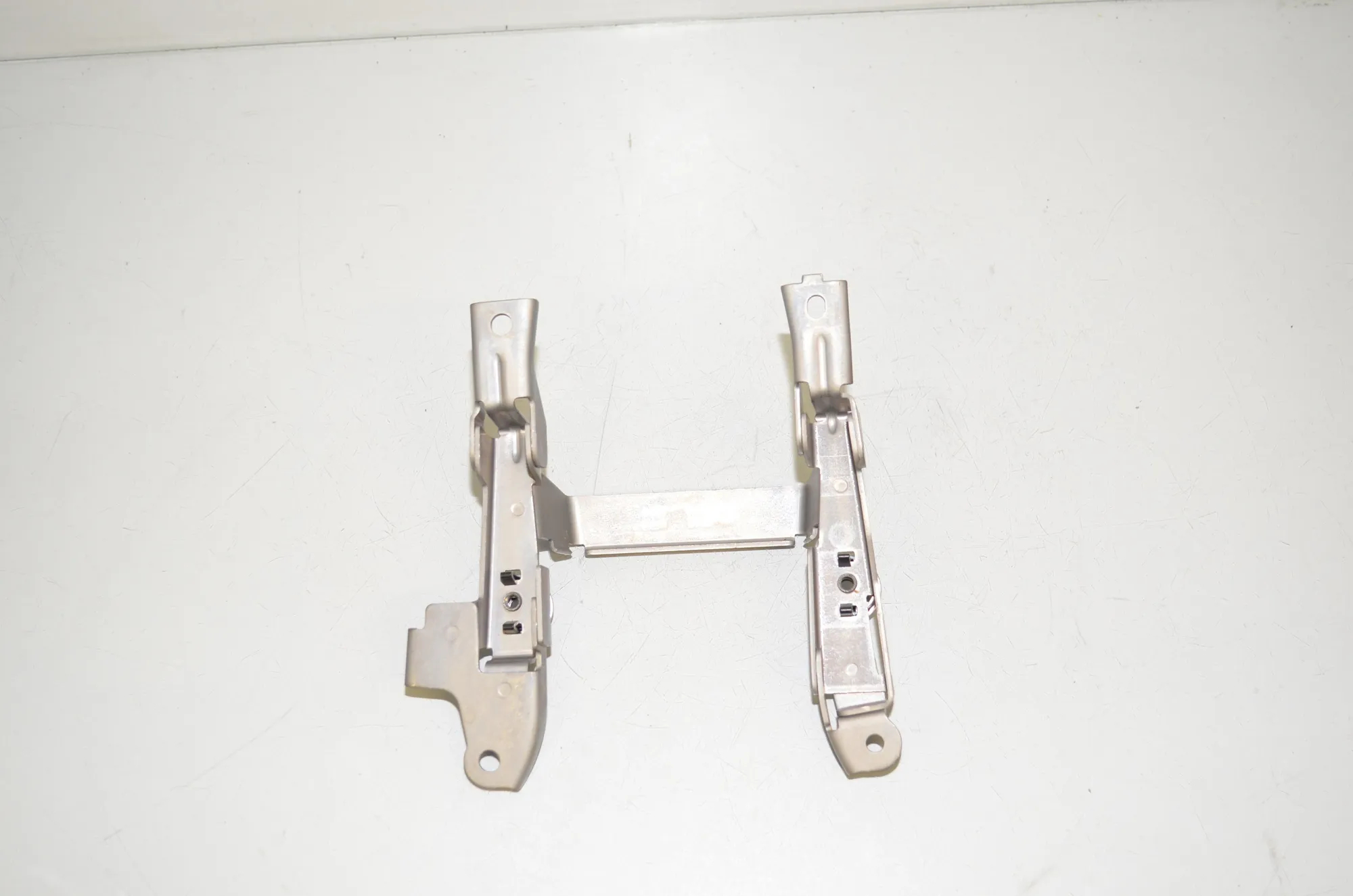 Bracket – OEM 9349042 · BMW 5 Touring (G31) (2017 - -) 520 d 2021
