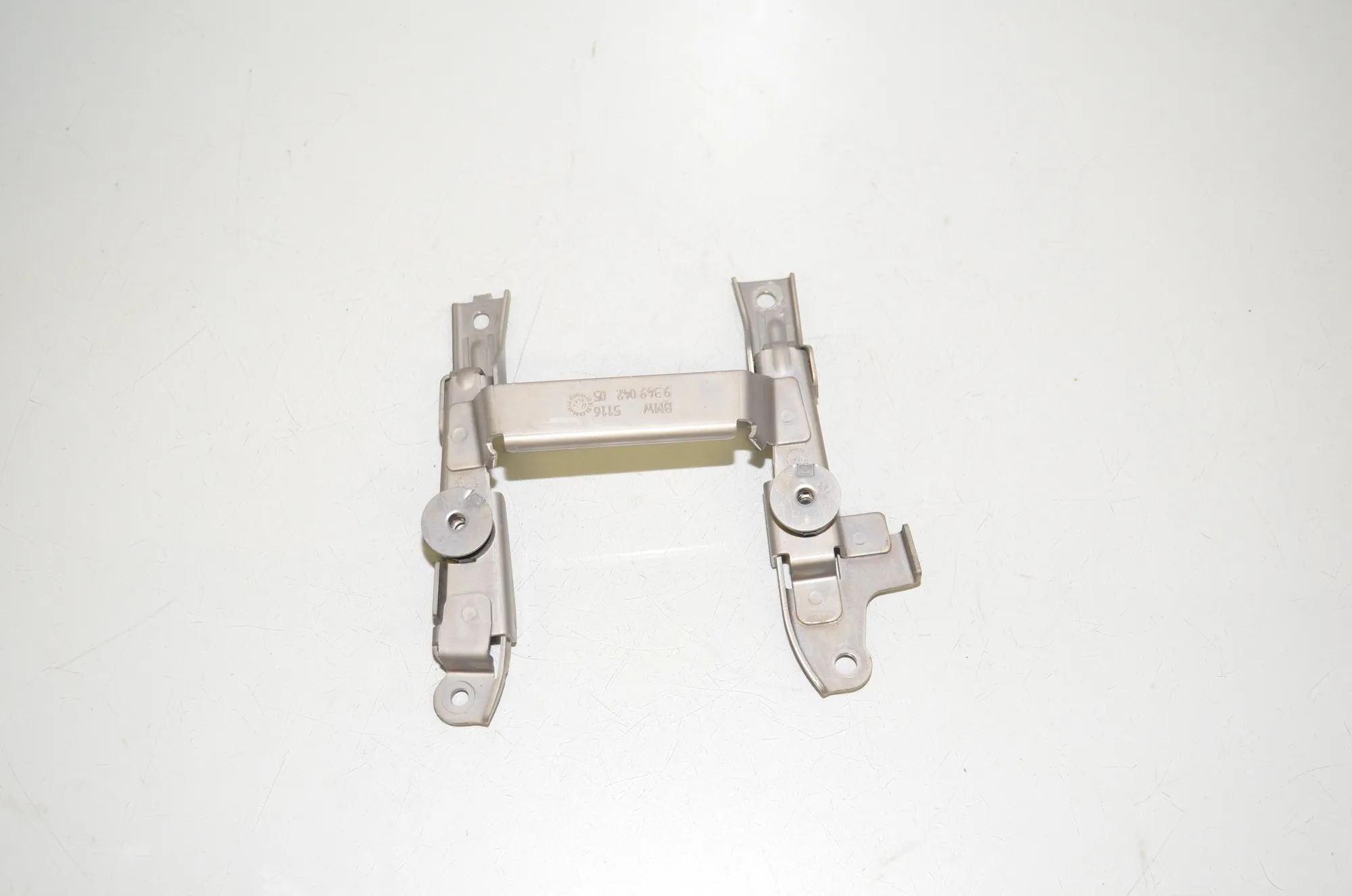 Bracket – OEM 9349042 · BMW 5 Touring (G31) (2017 - -) 520 d 2021 – 3
