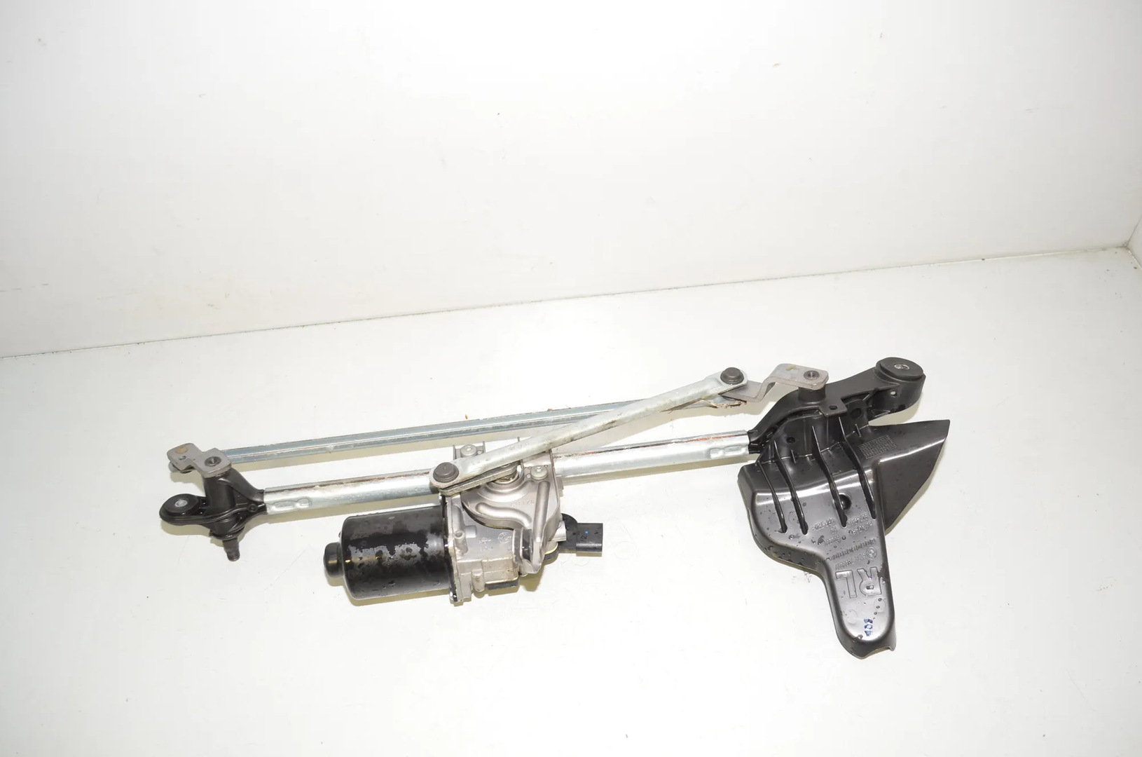 Front Windshield Wiper Mechanism – OEM 7267504 · BMW 3 (F30, F80) 330 d xDrive 2015 – 4