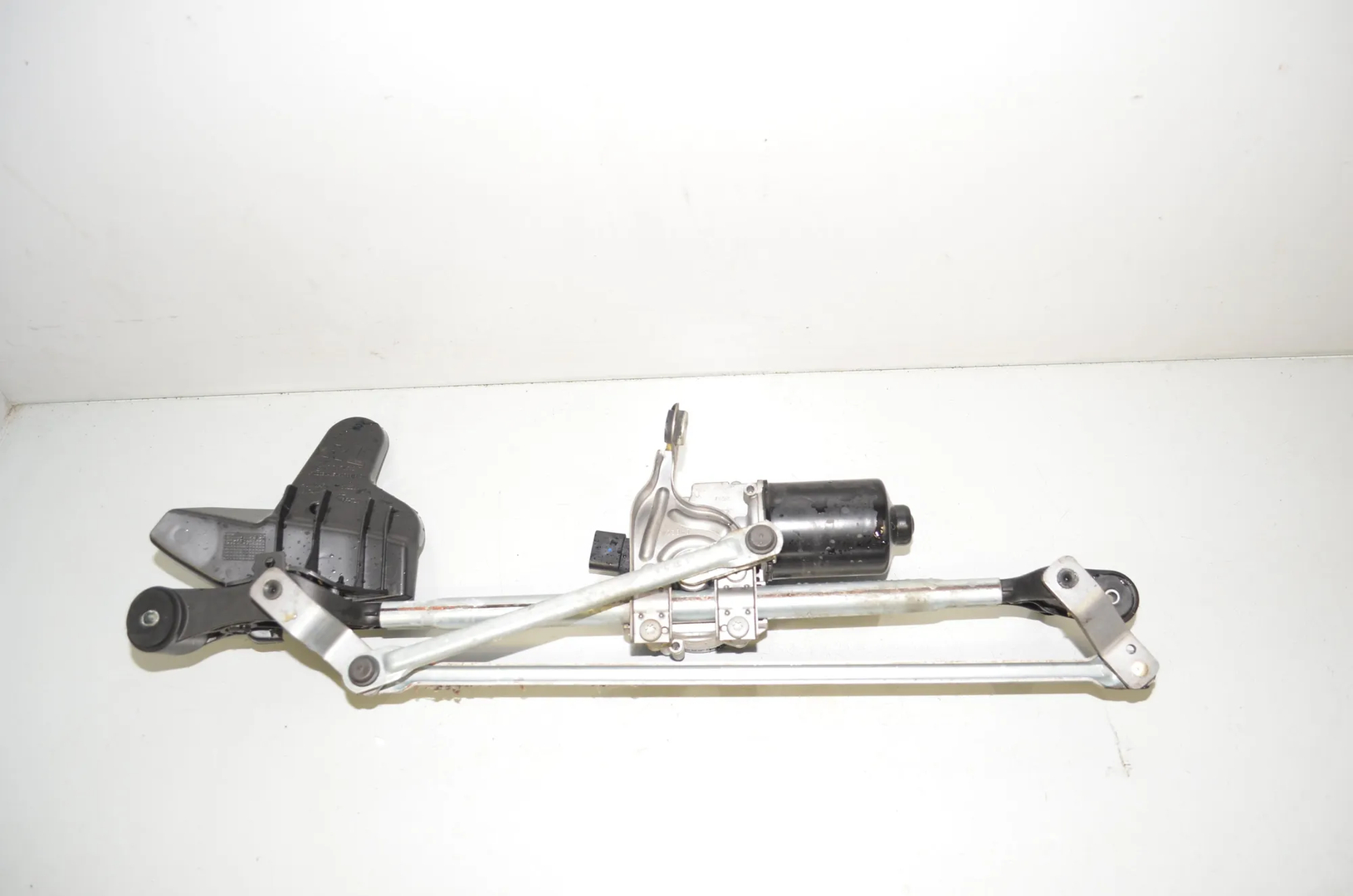 Front Windshield Wiper Mechanism – OEM 7267504 · BMW 3 (F30, F80) 330 d xDrive 2015 – 3