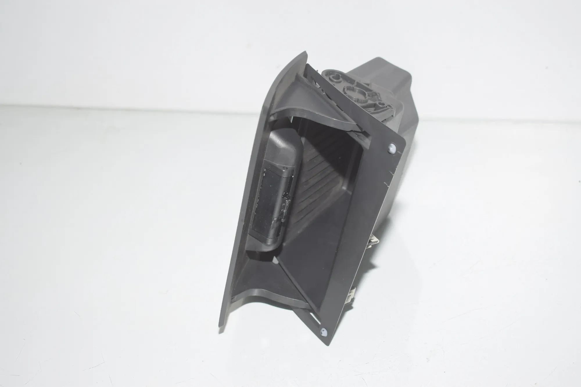 Glove Compartment – OEM 9262975 · BMW 2 Gran Tourer (F46) 220 d xDrive 2016 – 3