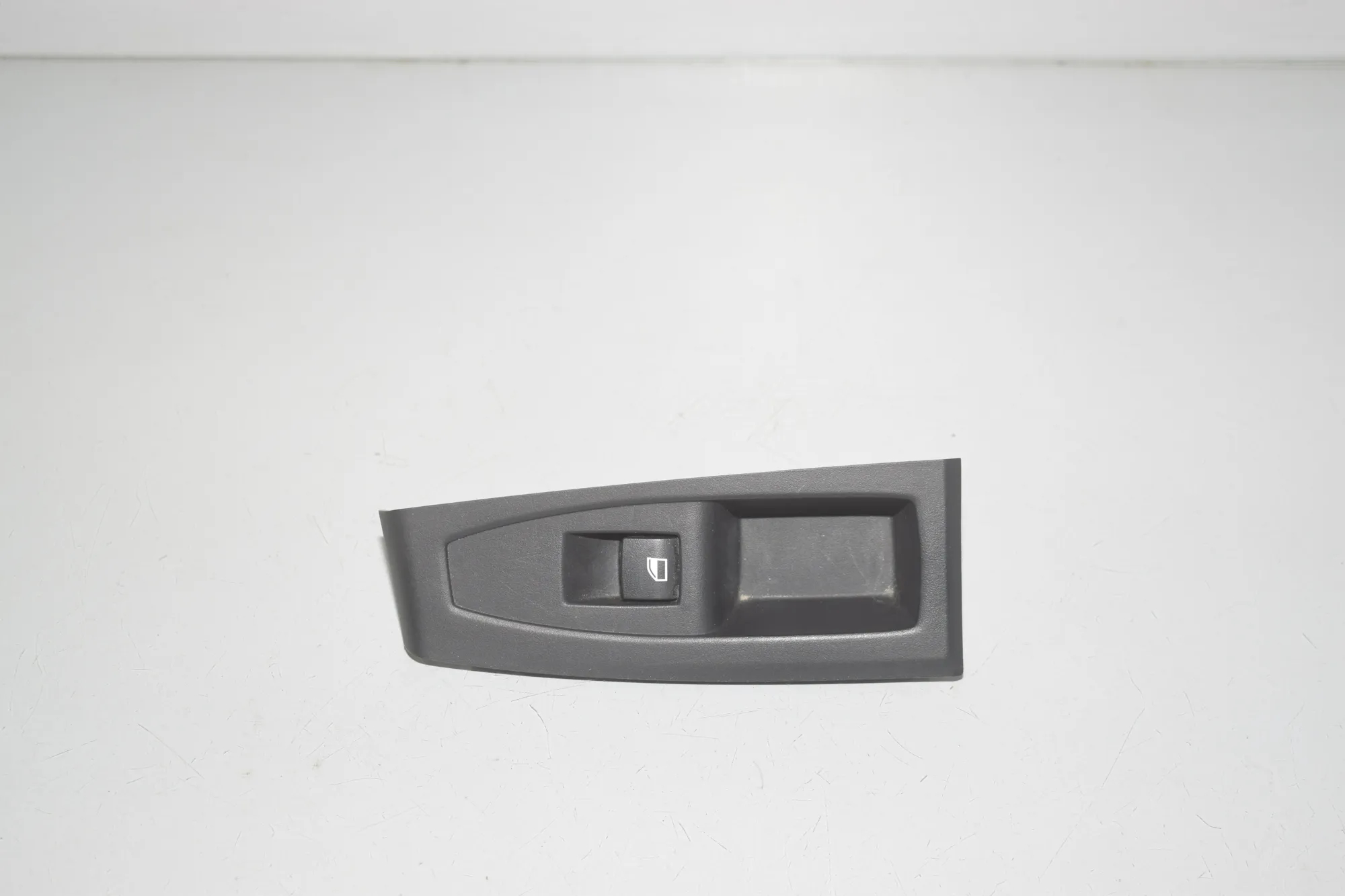 Rear Right Door Window Switch – OEM 9208107 · BMW 2 Gran Tourer (F46) 220 d xDrive 2016 – 2