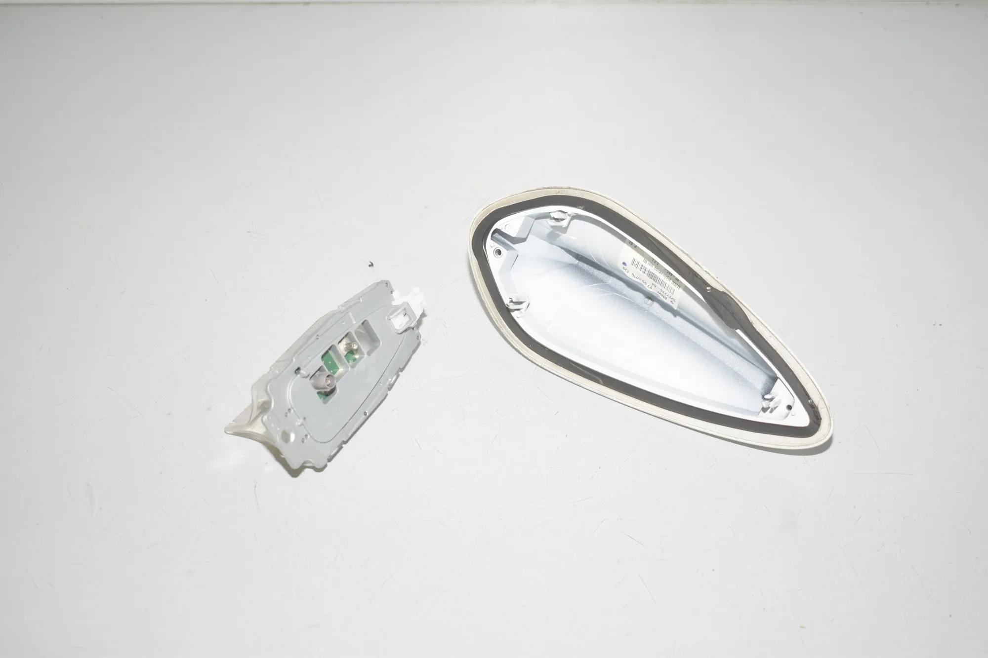 Antenna Trim – OEM 9227775 · BMW 2 Gran Tourer (F46) 220 d xDrive 2016 – 3