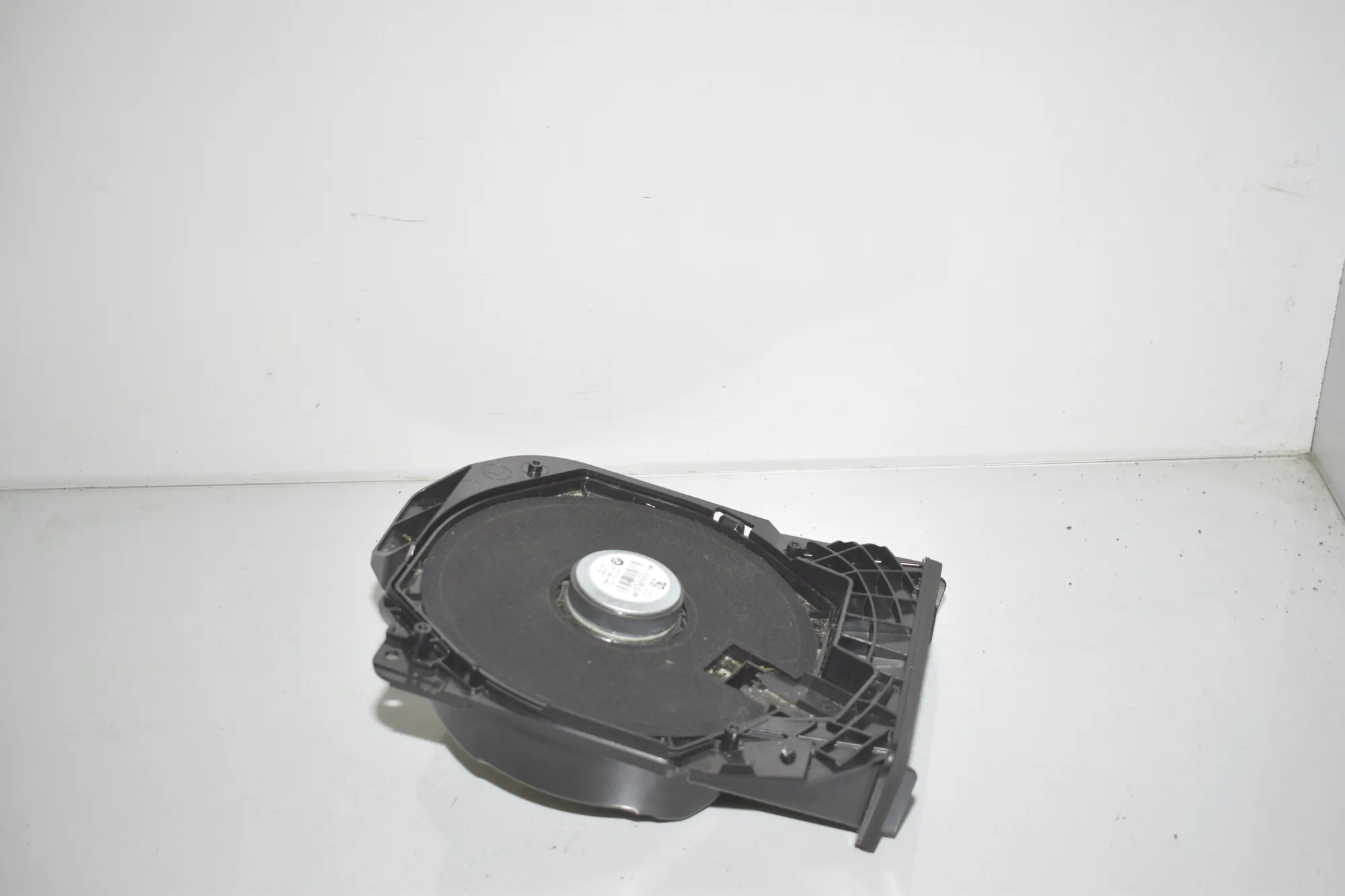 Subwoofer – OEM 9210147 · BMW 3 Touring (F31) 320 d 2013 – 2