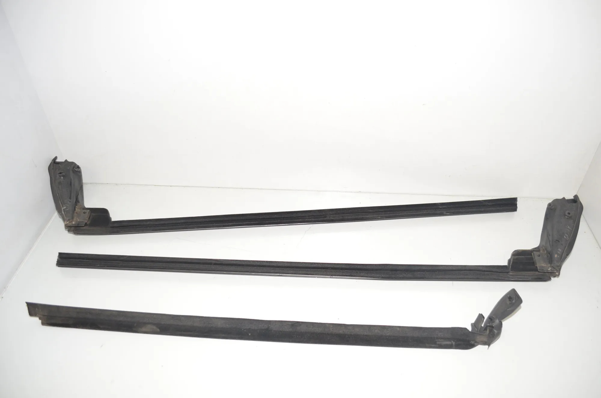 Front Right Door Window Molding – OEM 7119095 · BMW 3 Cabrio (E93) 325 d 2010