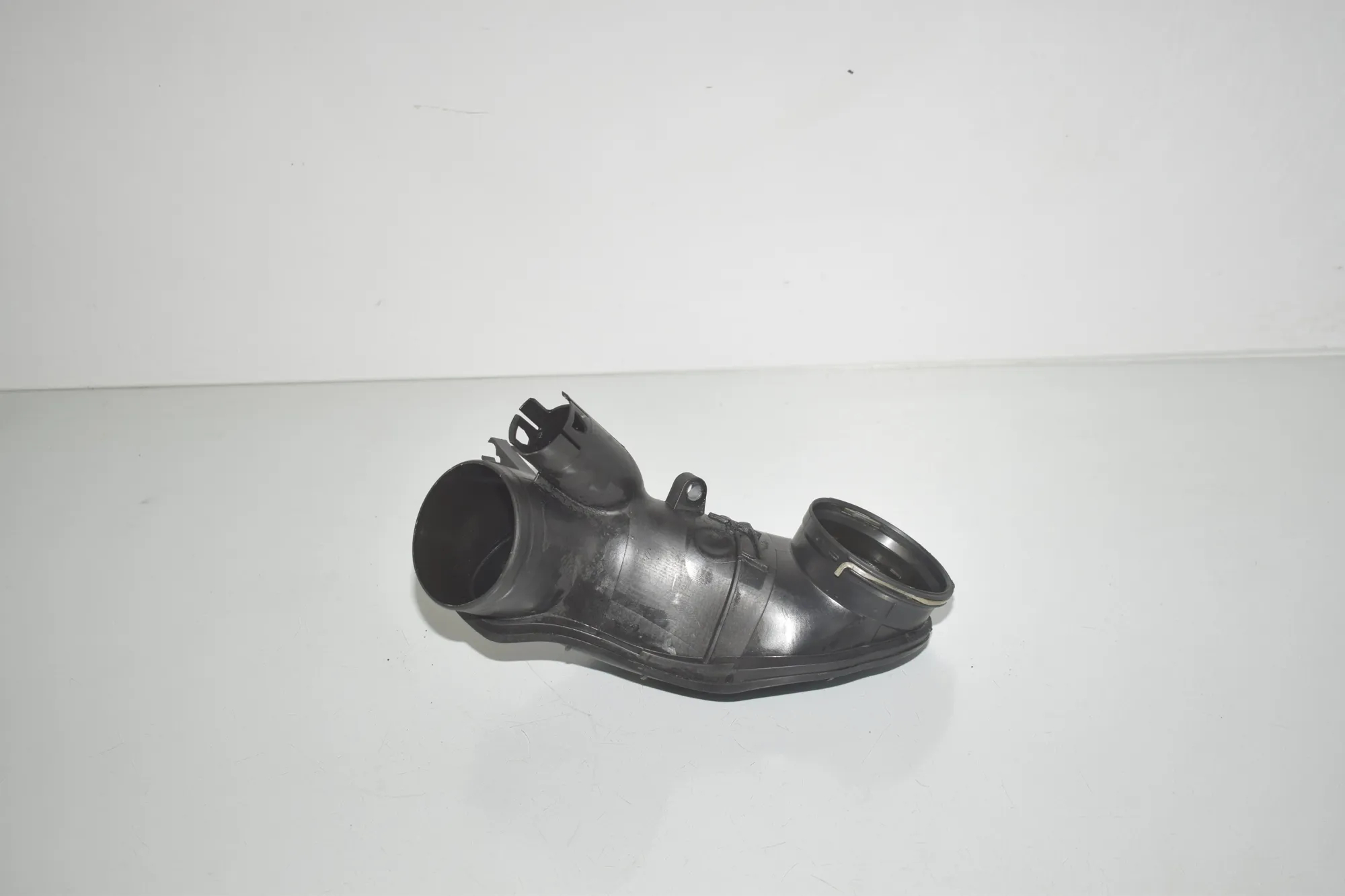 Air Intake Tube – OEM 8507369 · BMW 3 (F30, F80) 330 d xDrive 2015 – 3
