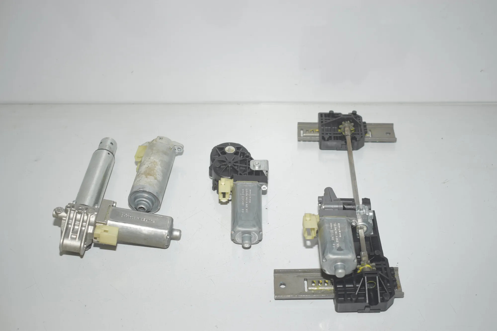 Front Left Seat Control Motor – OEM 8320446 · BMW 7 (E65, E66, E67) BMW 7 (E65, E66, E67) 730 d 2008 – 3