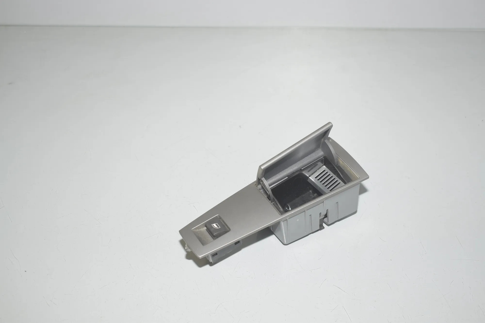 Rear Right Door Window Switch – OEM 7024490 · BMW 7 (E65, E66, E67) BMW 7 (E65, E66, E67) 730 d 2008 – 3