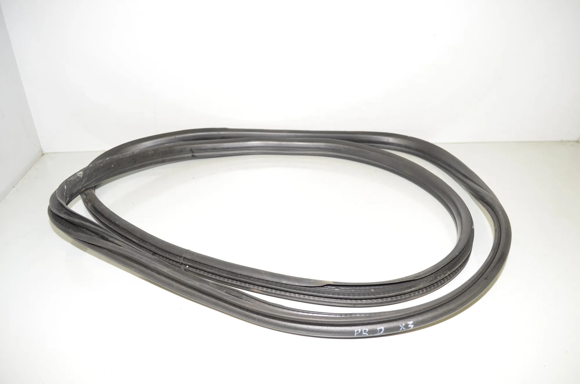Front Right Door Seal Rubber – OEM 7300242 · BMW X3 (F25) xDrive 30 d 2012