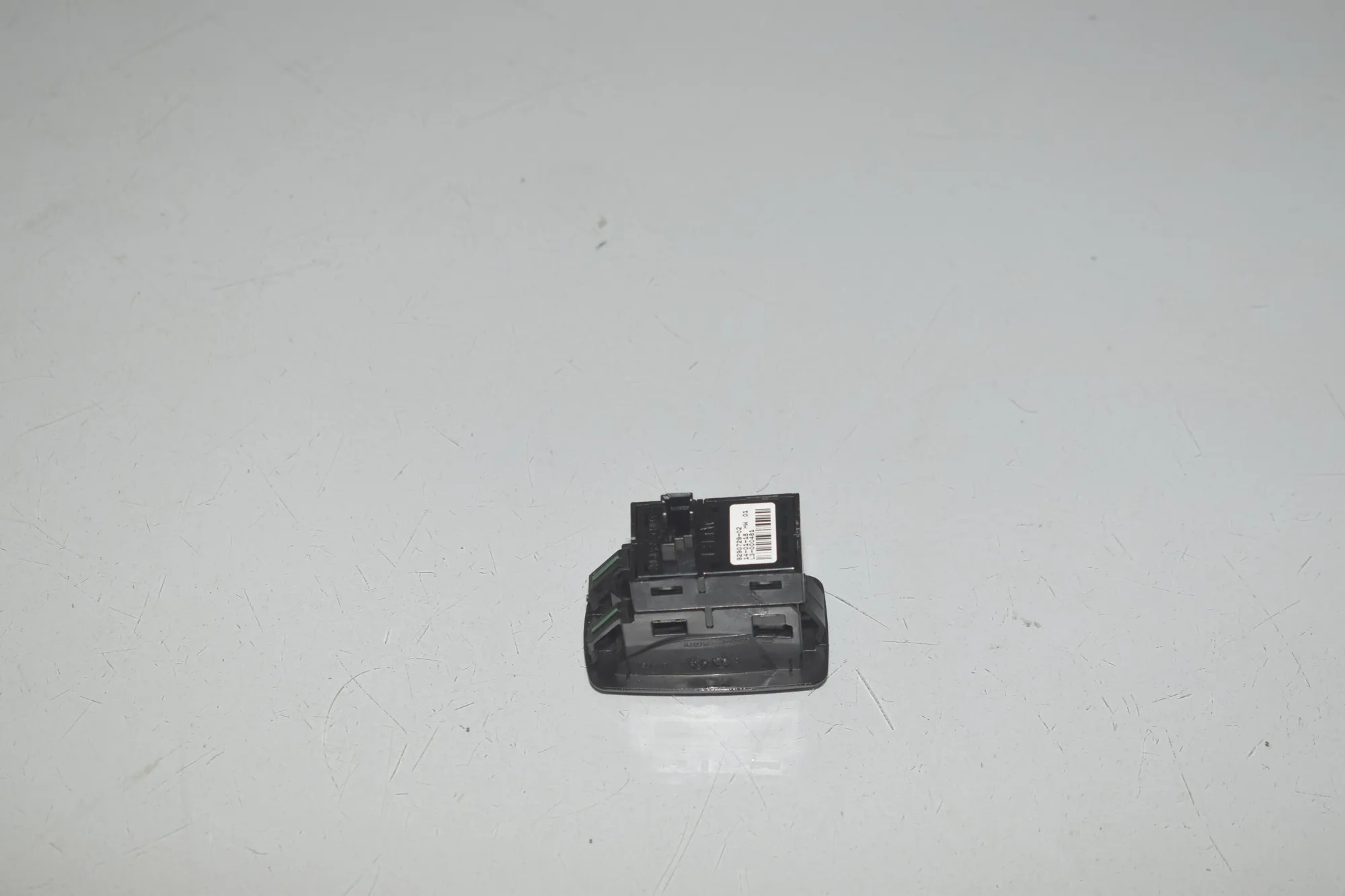 Switches – OEM 9290729 · BMW 2 Gran Tourer (F46) 220 d xDrive 2018 – 3