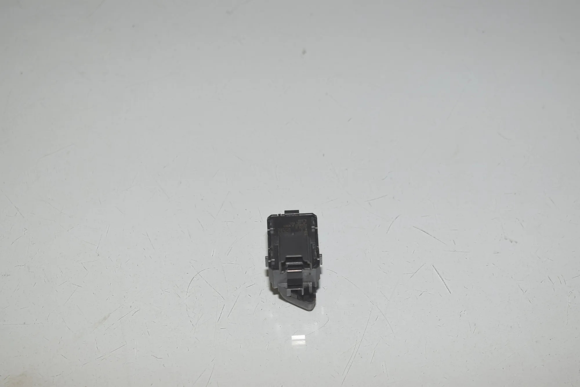 Door unlock/lock buttons – OEM 6801349 · BMW 2 Gran Tourer (F46) 220 d xDrive 2018 – 3