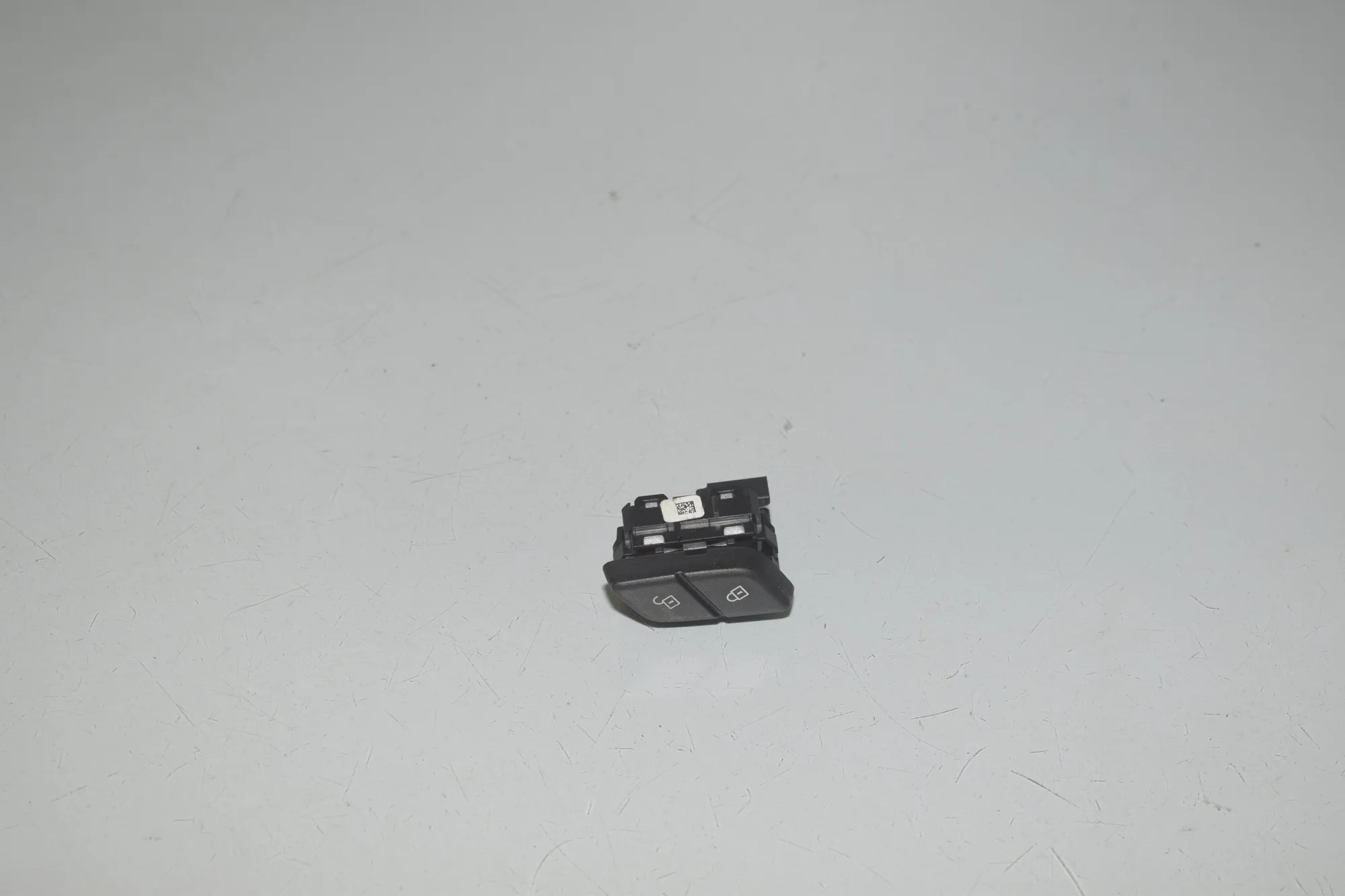 Door unlock/lock buttons – OEM 6801349 · BMW 2 Gran Tourer (F46) 220 d xDrive 2018