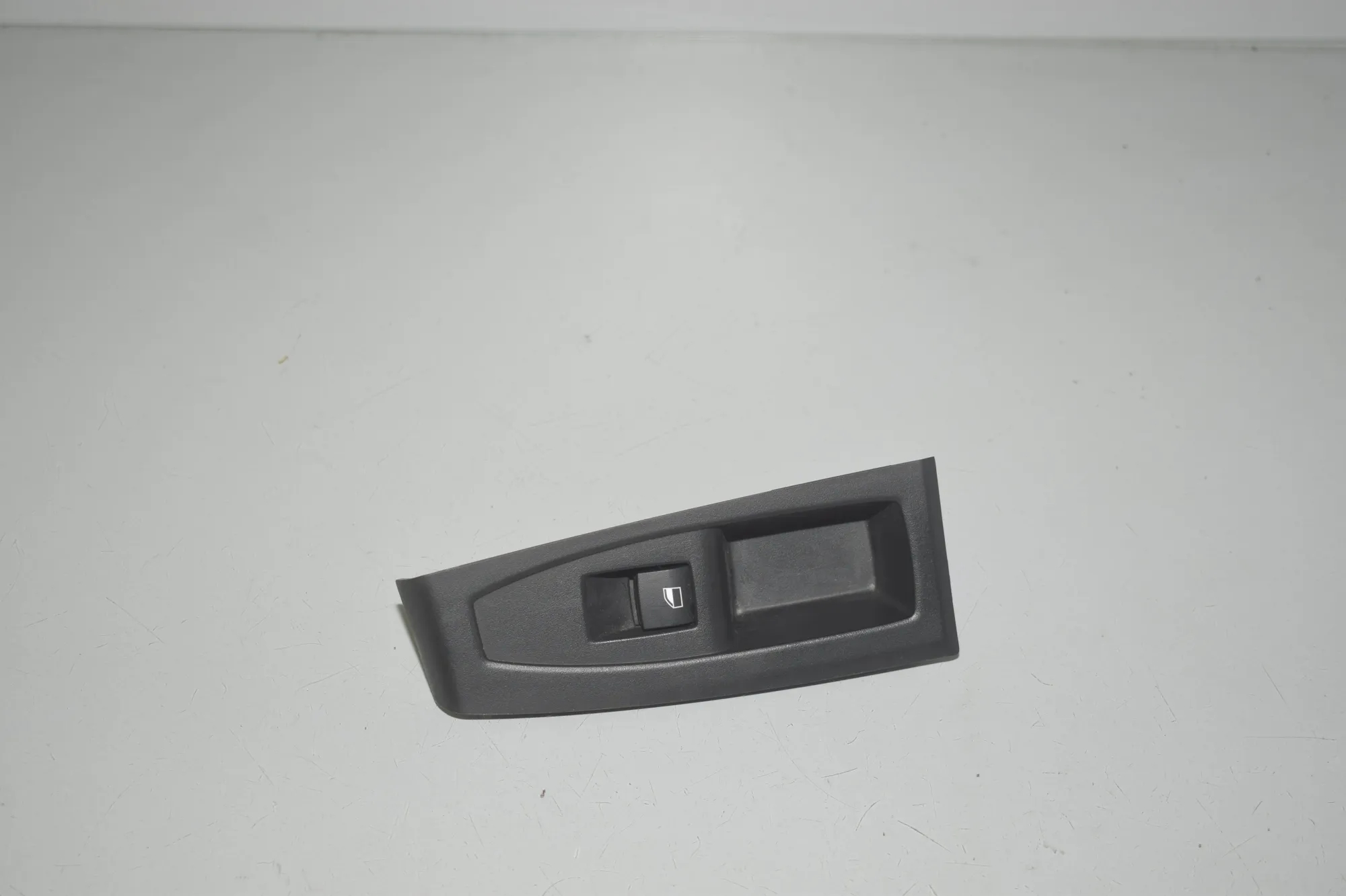 Rear Right Door Window Switch – OEM 9208107 · BMW 2 Gran Tourer (F46) 220 d xDrive 2018 – 2