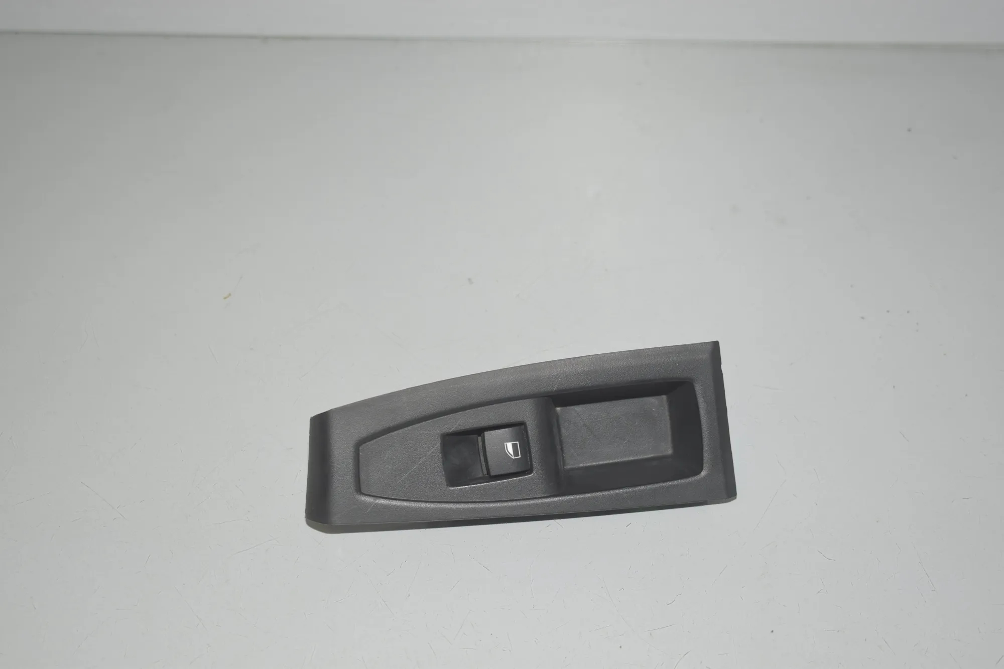 Rear Left Door Window Switch – OEM 9208107 · BMW 2 Gran Tourer (F46) 220 d xDrive 2018 – 2