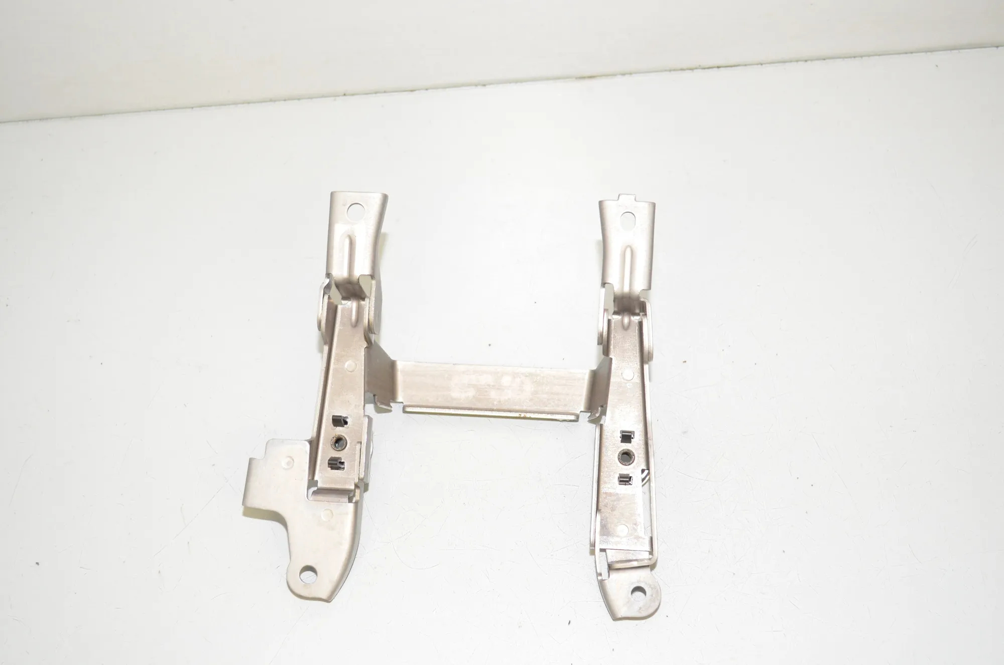Bracket – OEM 9349042 · BMW 5 Touring (G31) (2017 - -) 520 d 2019 – 4