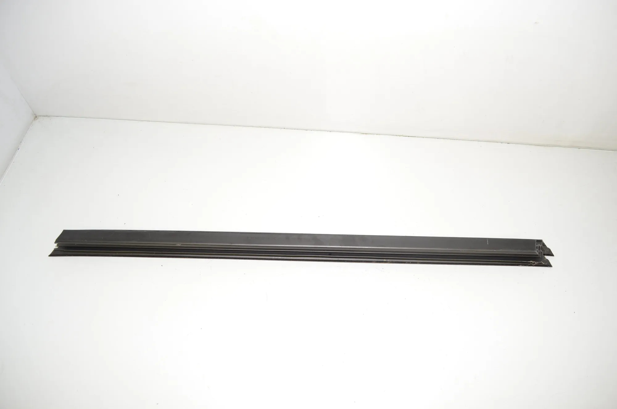 Front Right Door Window Molding – OEM 7336960 · BMW 5 Touring (G31) (2017 - -) 520 d 2019 – 4