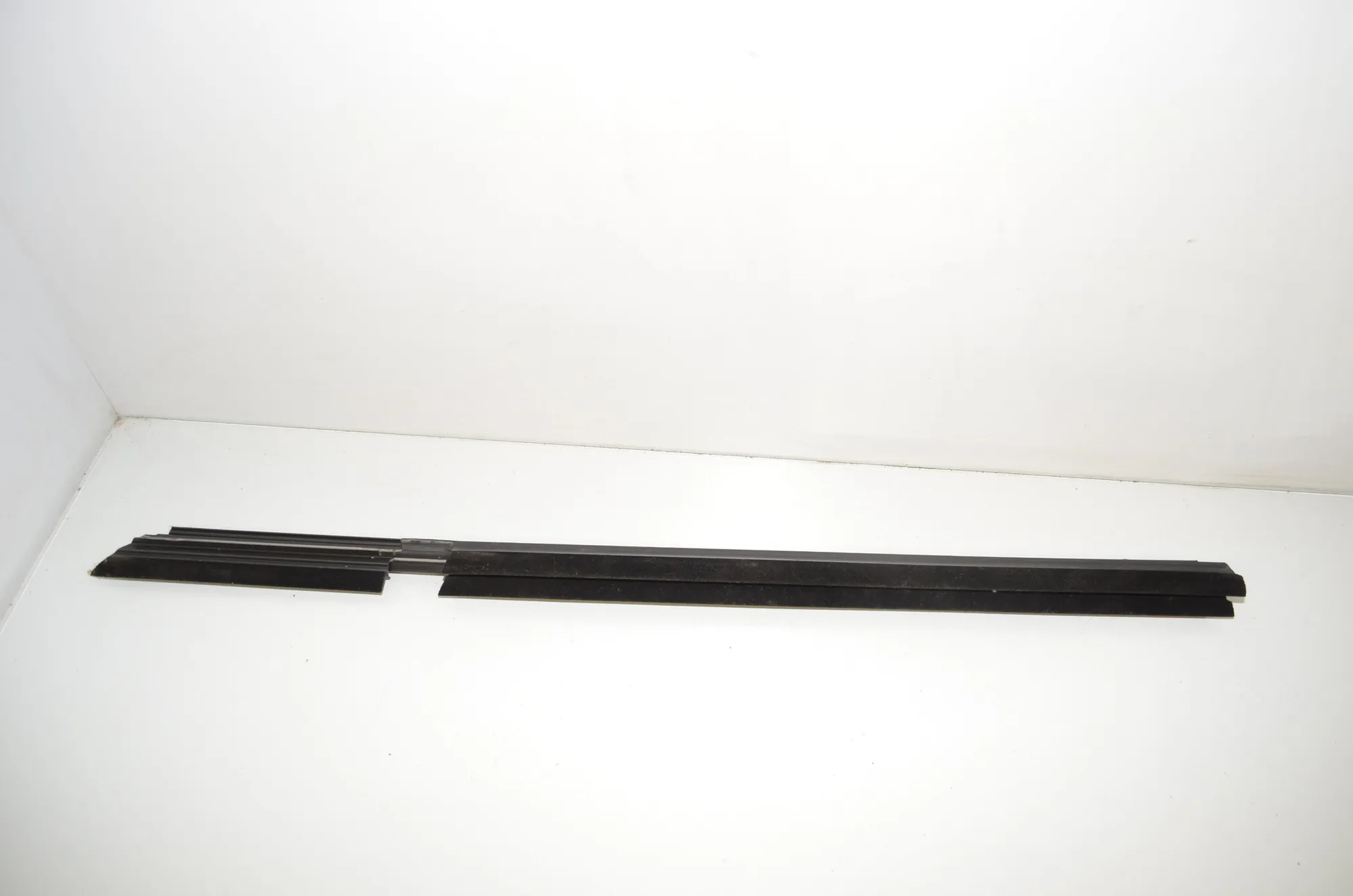 Rear Left Door Window Strip – OEM 7336983 · BMW 5 Touring (G31) (2017 - -) 520 d 2019 – 2