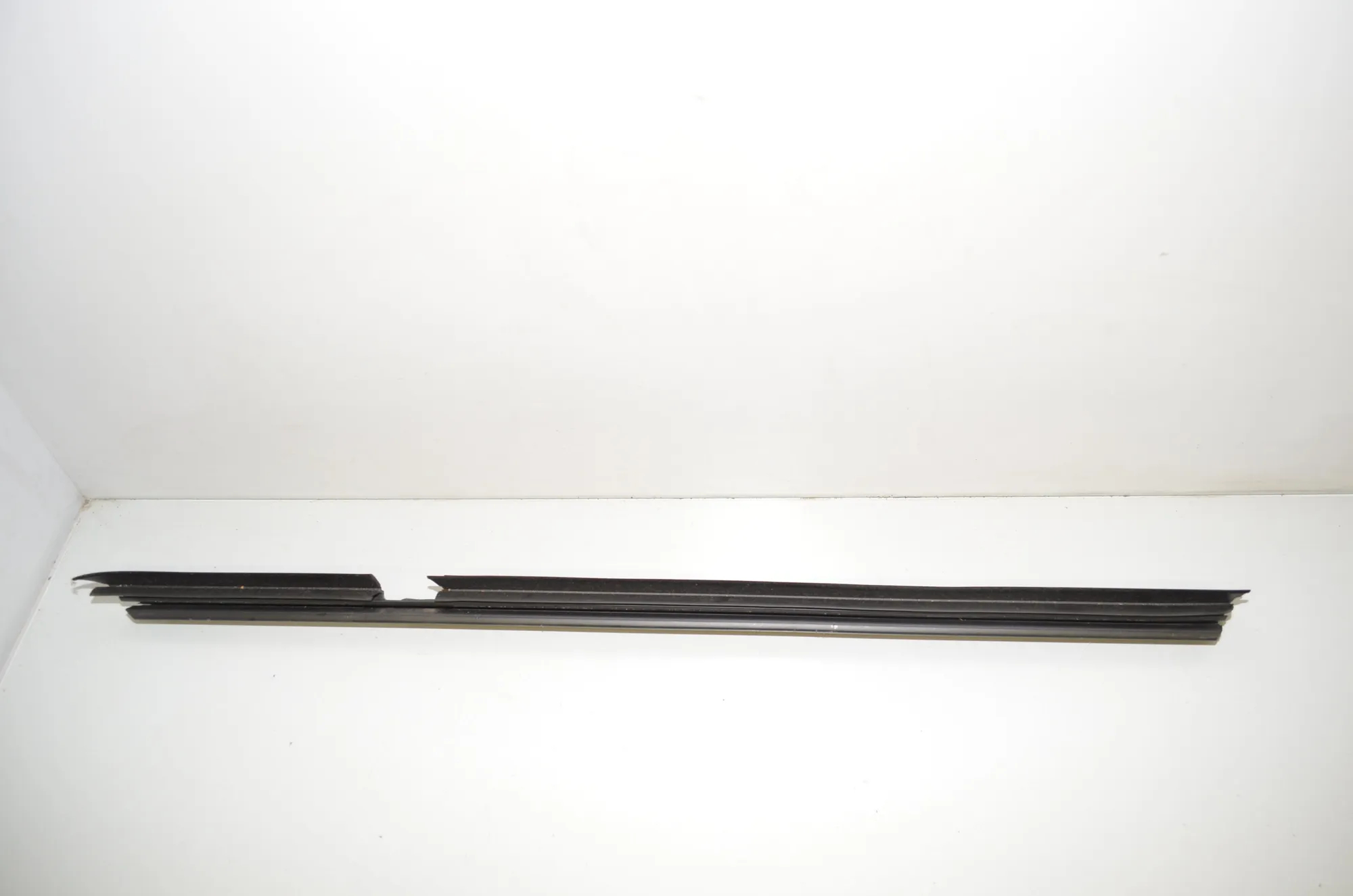Rear Left Door Window Strip – OEM 7336983 · BMW 5 Touring (G31) (2017 - -) 520 d 2019 – 3