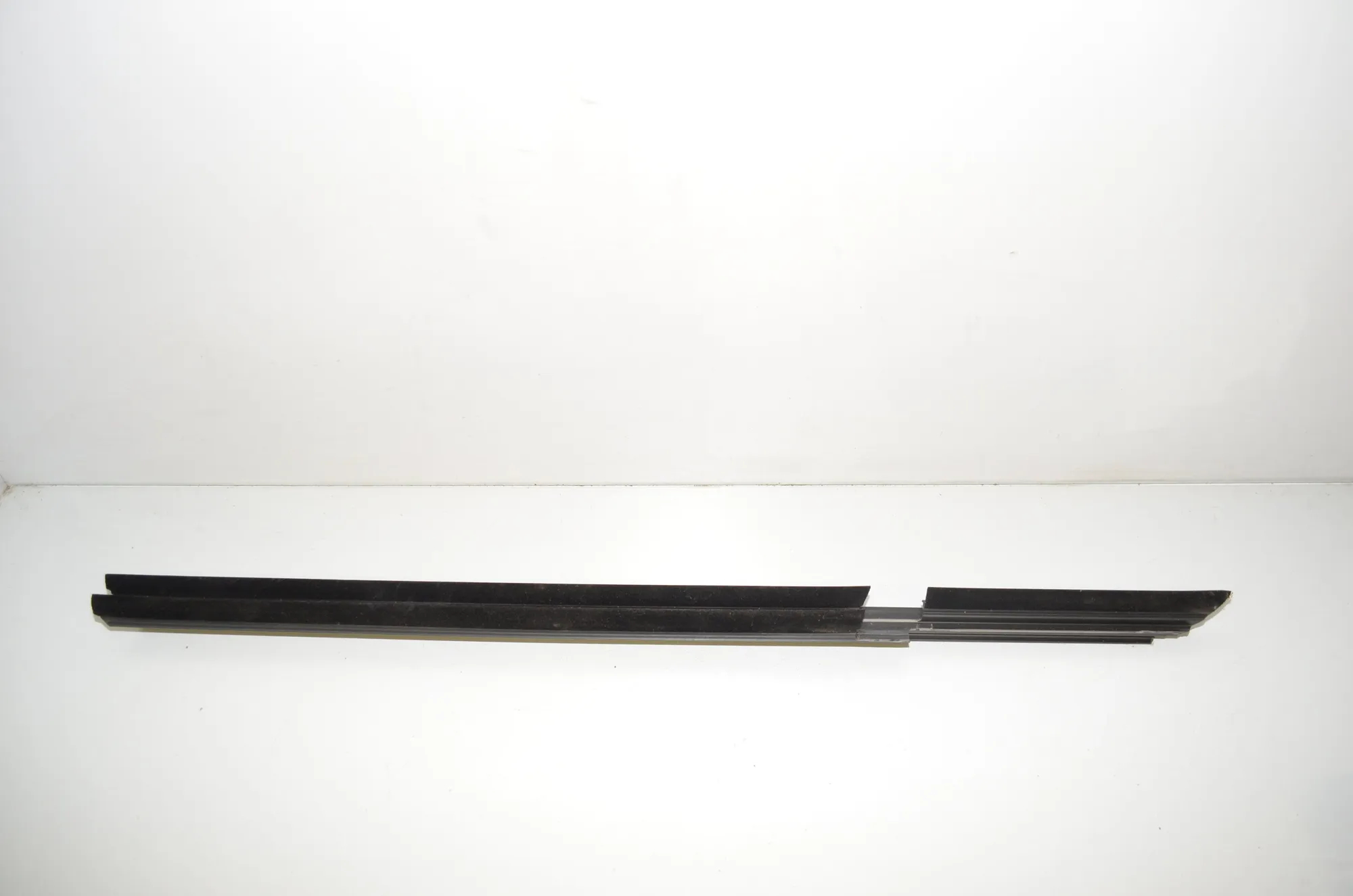 Rear Left Door Window Strip – OEM 7336983 · BMW 5 Touring (G31) (2017 - -) 520 d 2019