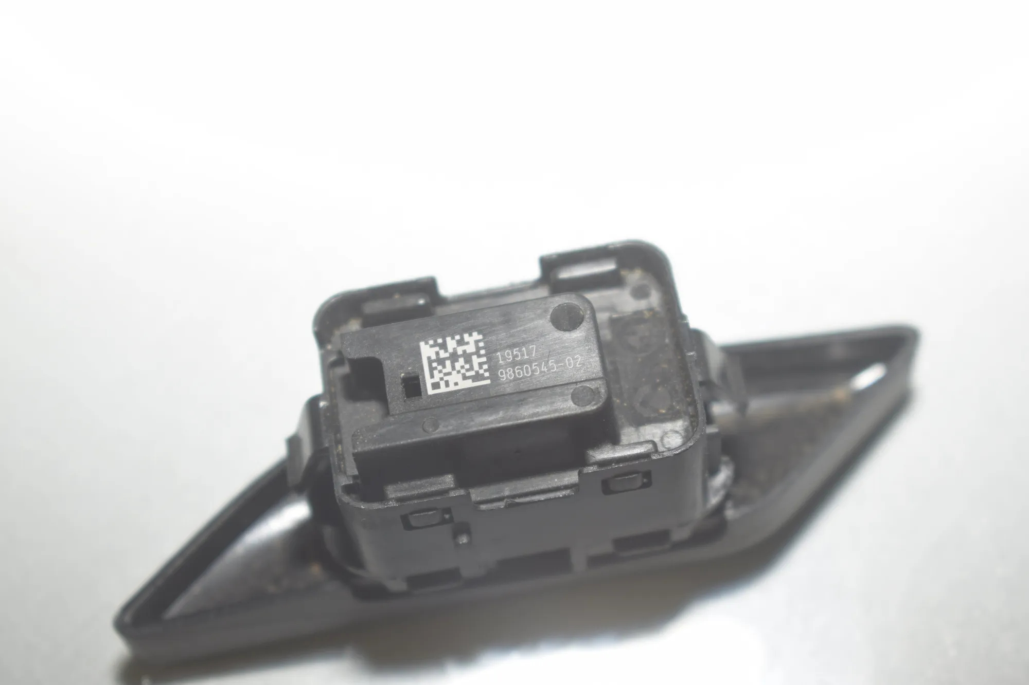 Door unlock/lock buttons – OEM 9860545 · BMW 5 (G30) BMW 5 (G30) 520 d 2020 – 4