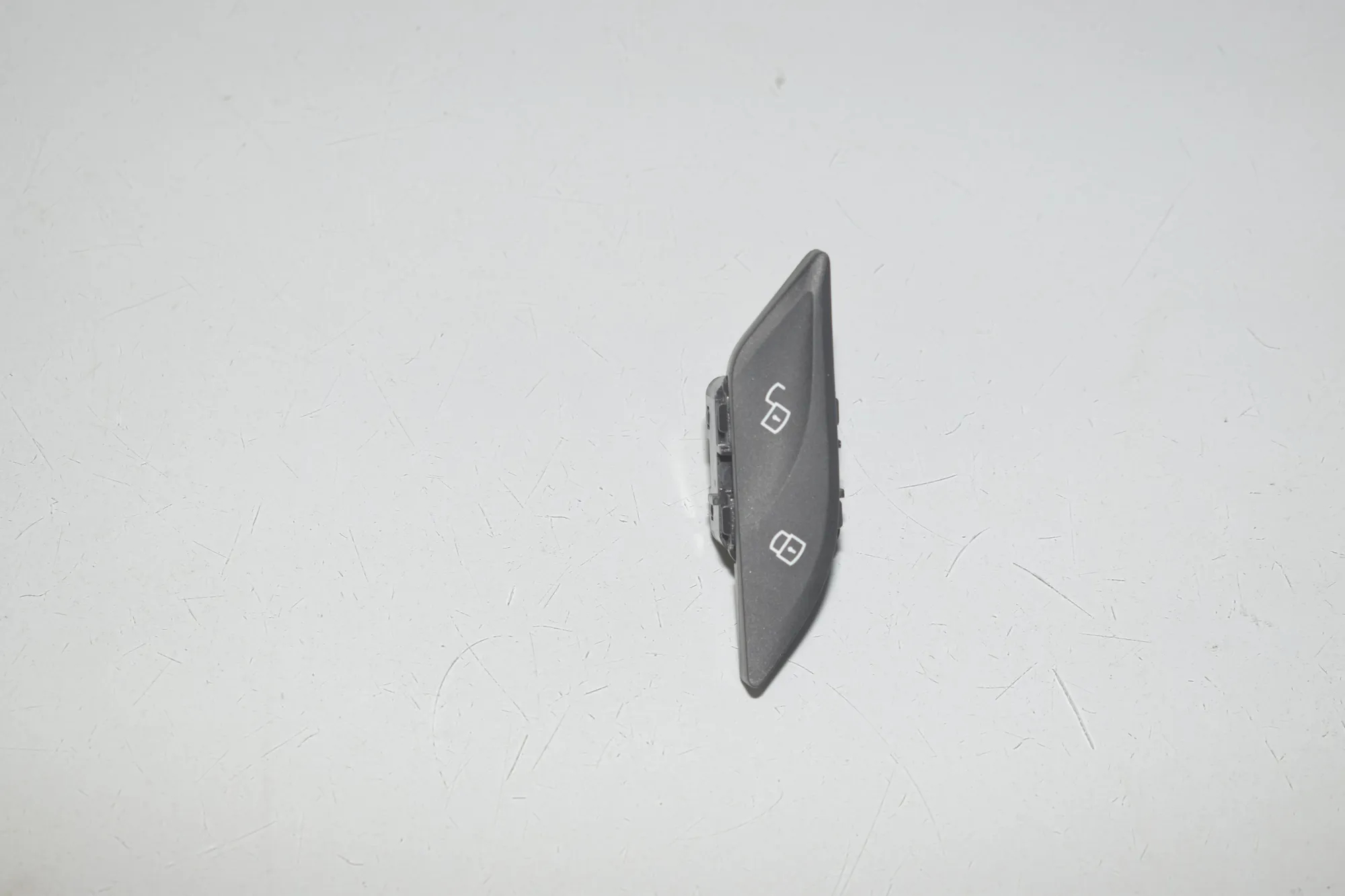 Door unlock/lock buttons – OEM 9860545 · BMW 5 (G30) BMW 5 (G30) 520 d 2020 – 2