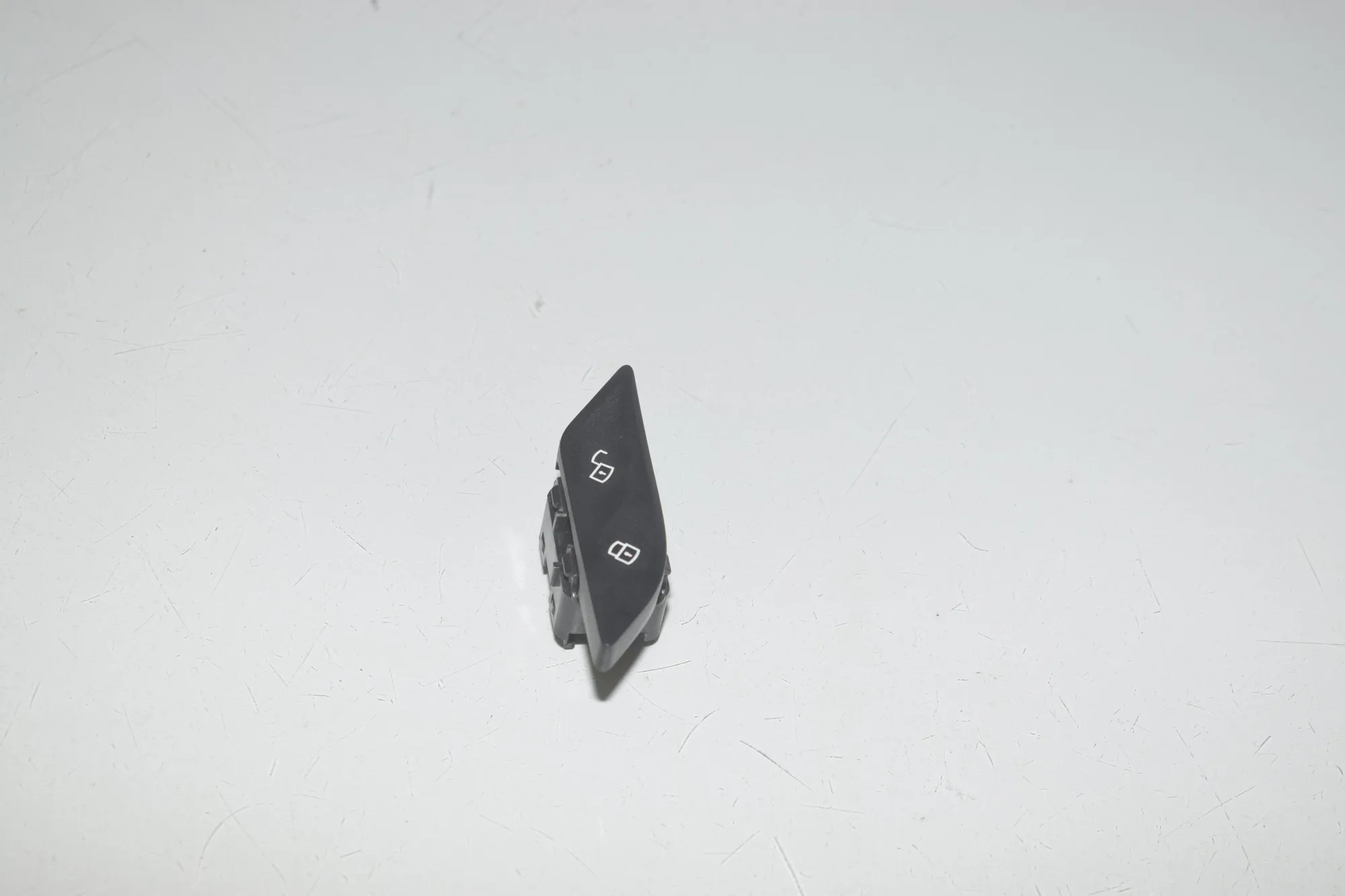 Door unlock/lock buttons – OEM 9860545 · BMW 5 (G30) BMW 5 (G30) 520 d 2020