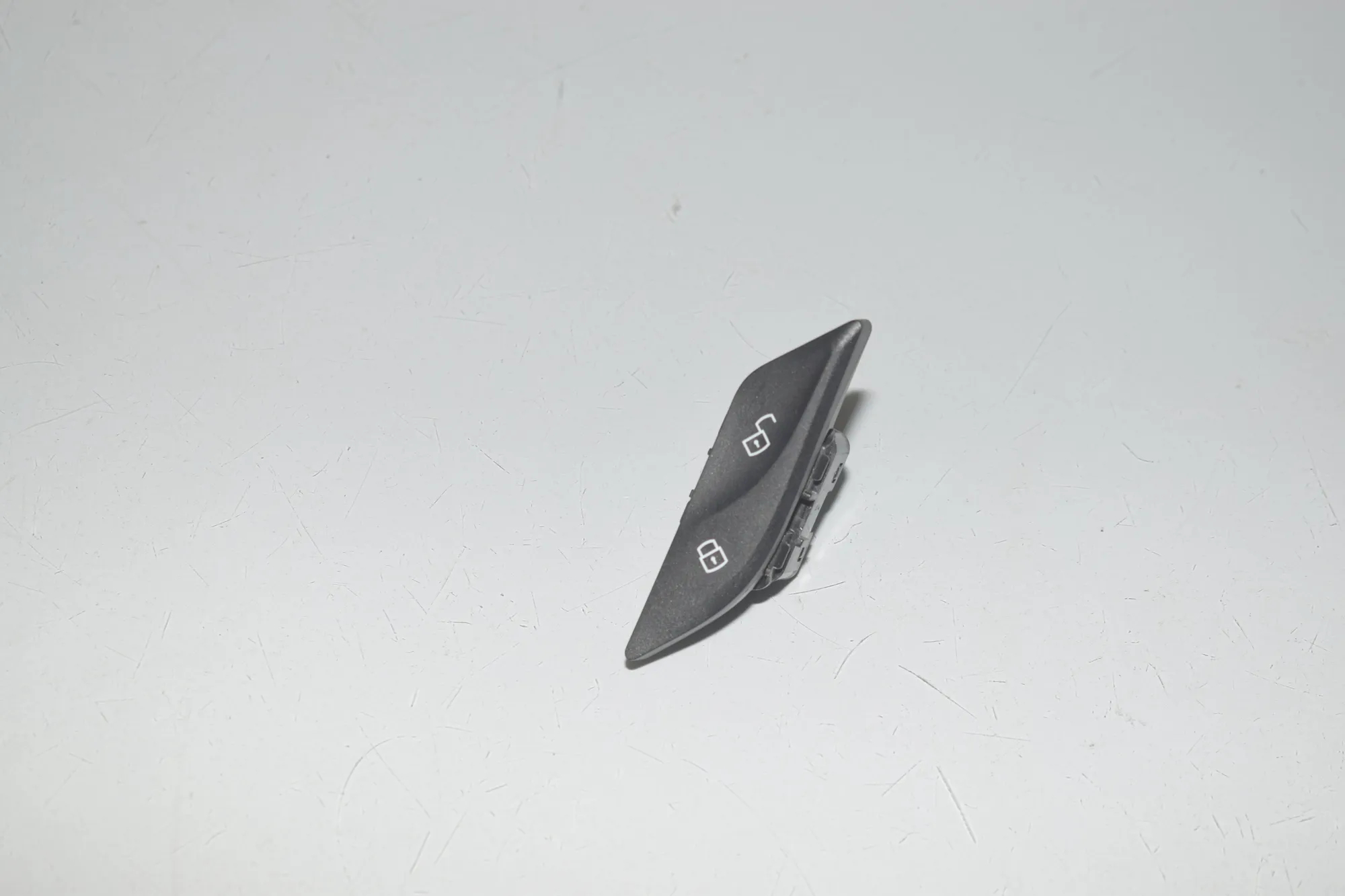 Door unlock/lock buttons – OEM 9860545 · BMW 5 (G30) BMW 5 (G30) 520 d 2020 – 2
