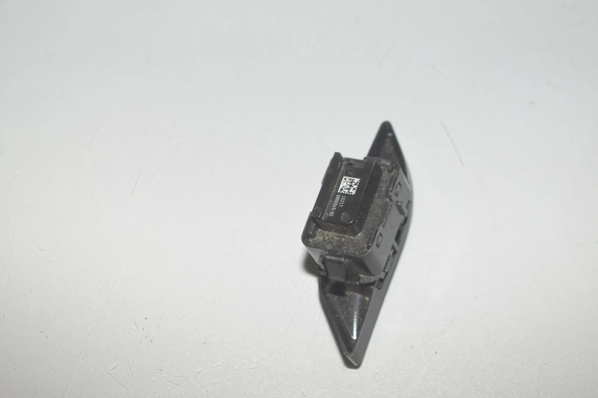 Door unlock/lock buttons – OEM 9860545 · BMW 5 (G30) BMW 5 (G30) 520 d 2020 – 4
