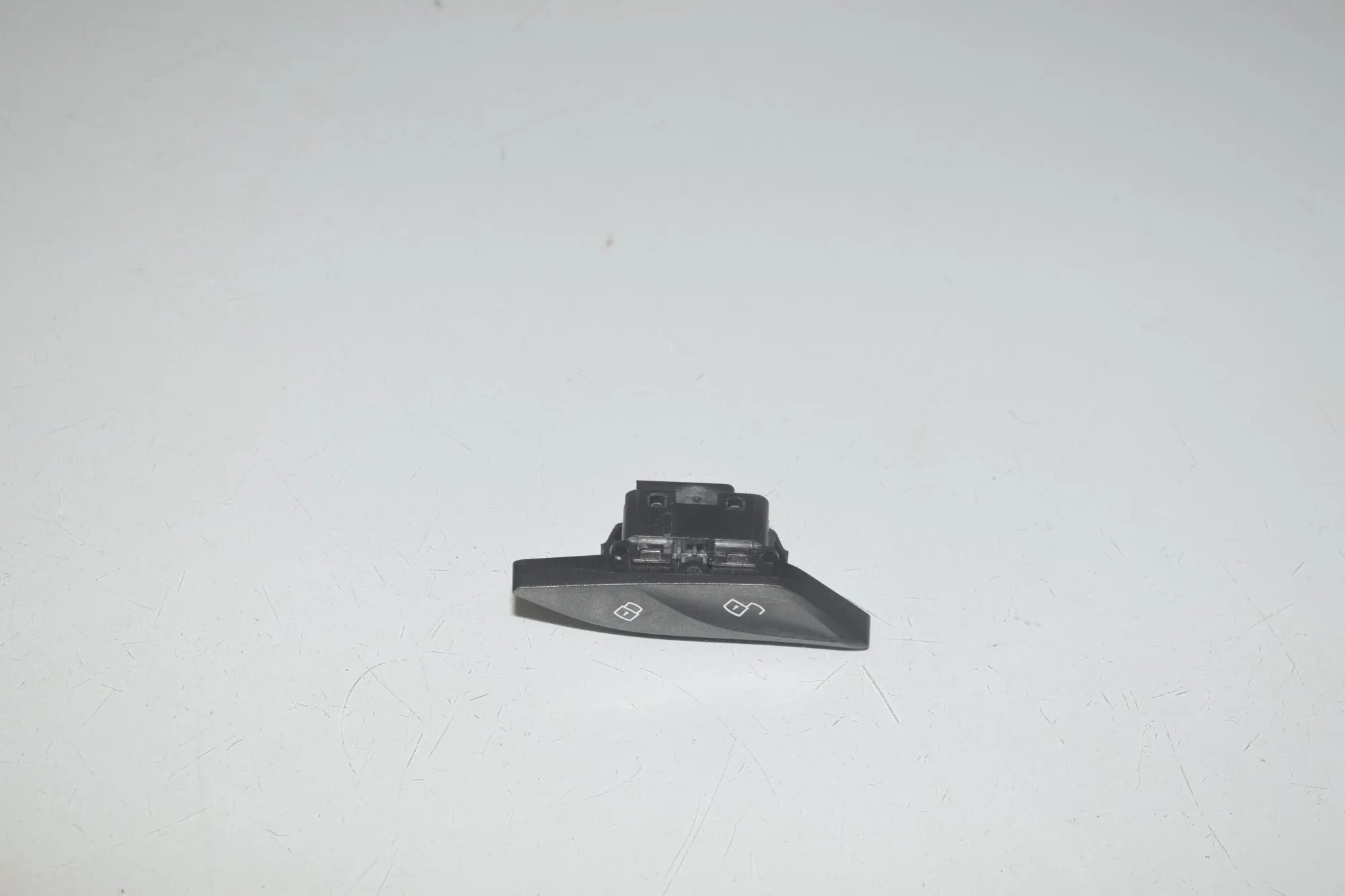 Door unlock/lock buttons – OEM 9860545 · BMW 5 (G30) BMW 5 (G30) 520 d 2020 – 3