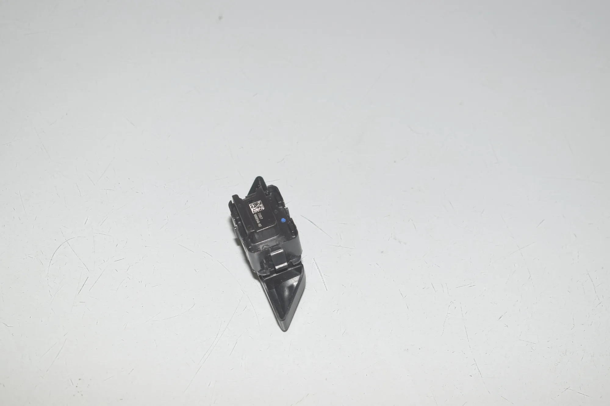 Door unlock/lock buttons – OEM 9860546 · BMW 5 (G30) BMW 5 (G30) 520 d 2020 – 3