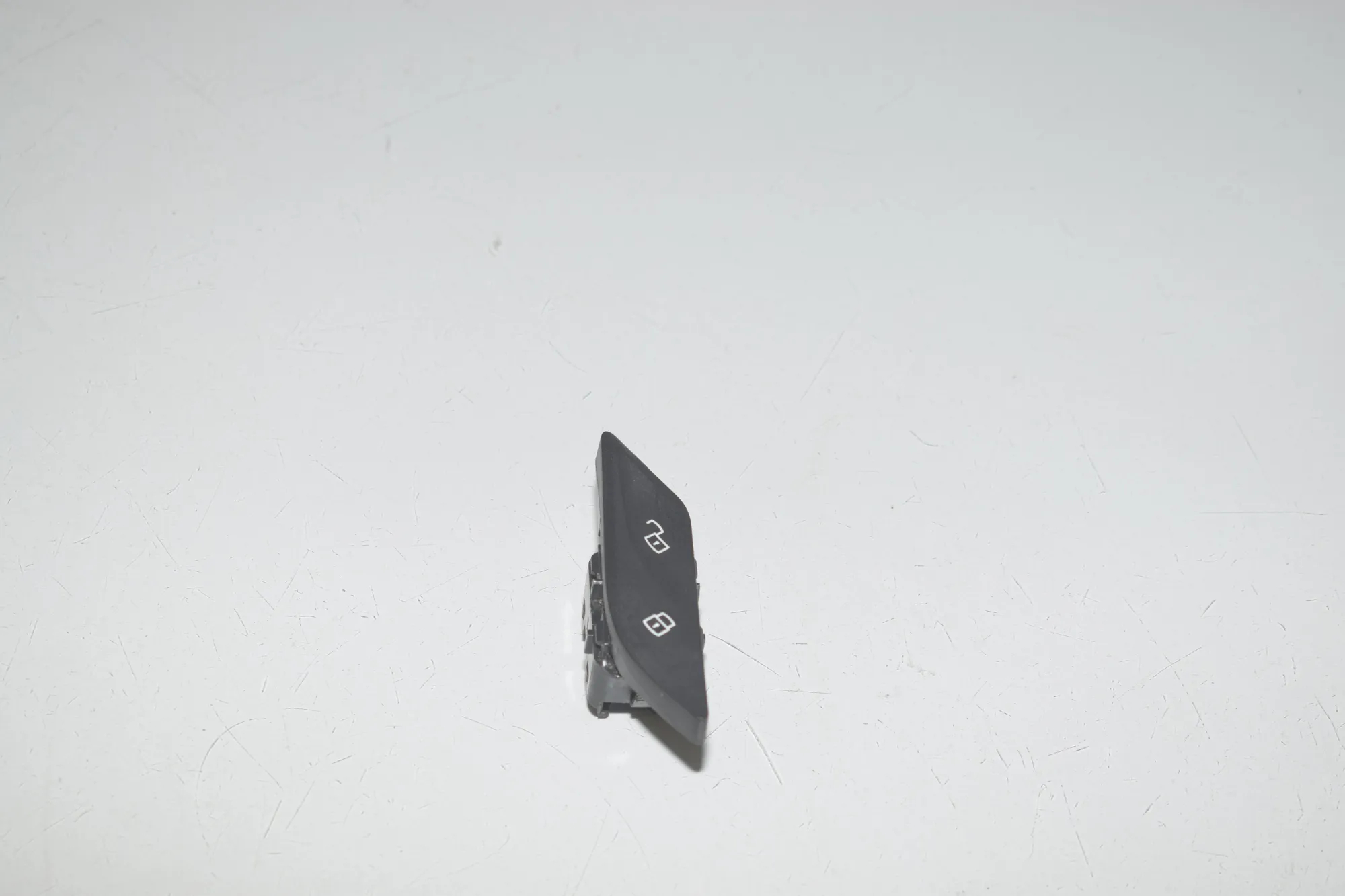 Door unlock/lock buttons – OEM 9860546 · BMW 5 (G30) BMW 5 (G30) 520 d 2020