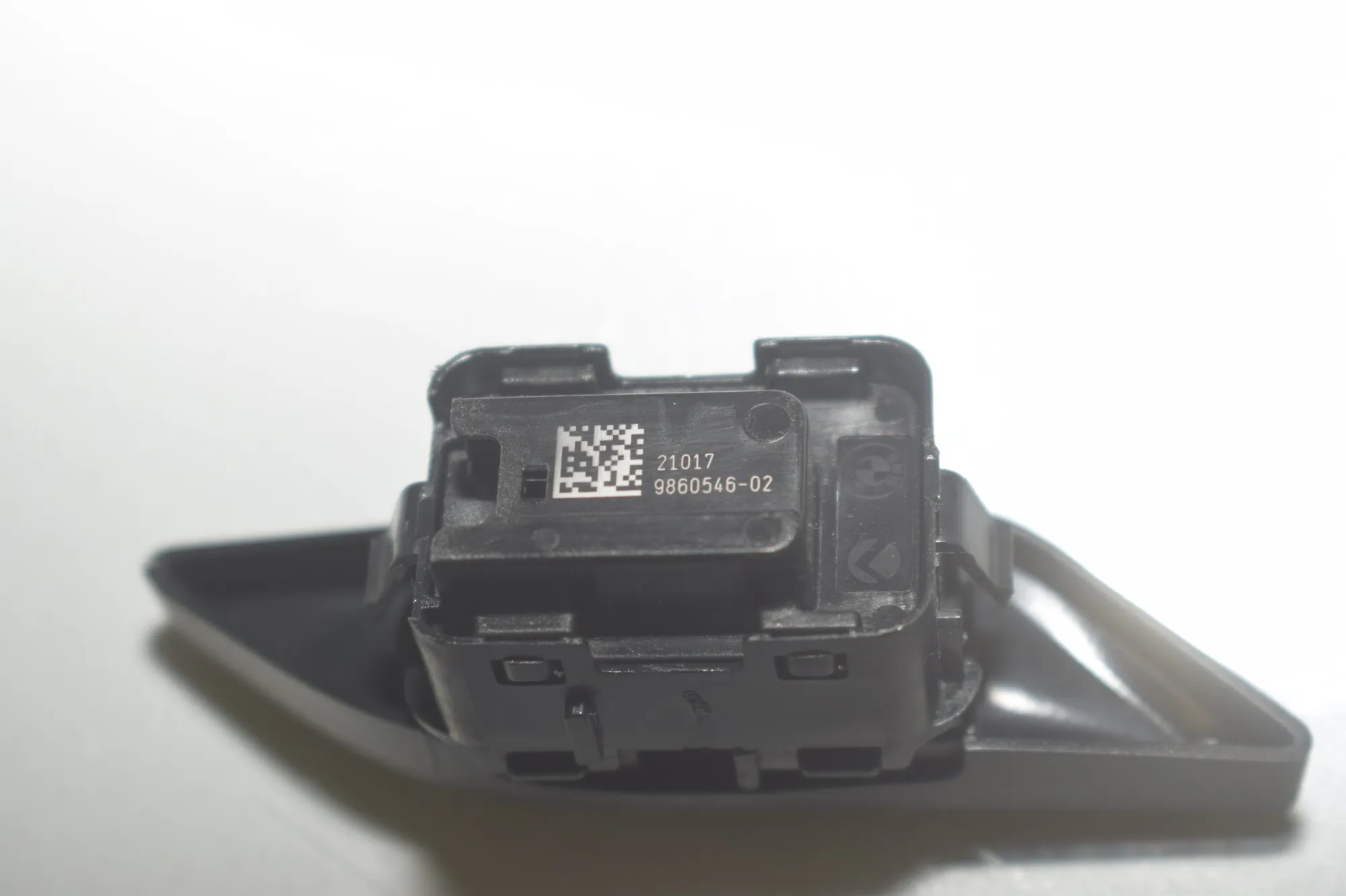 Door unlock/lock buttons – OEM 9860546 · BMW 5 (G30) BMW 5 (G30) 520 d 2020 – 4