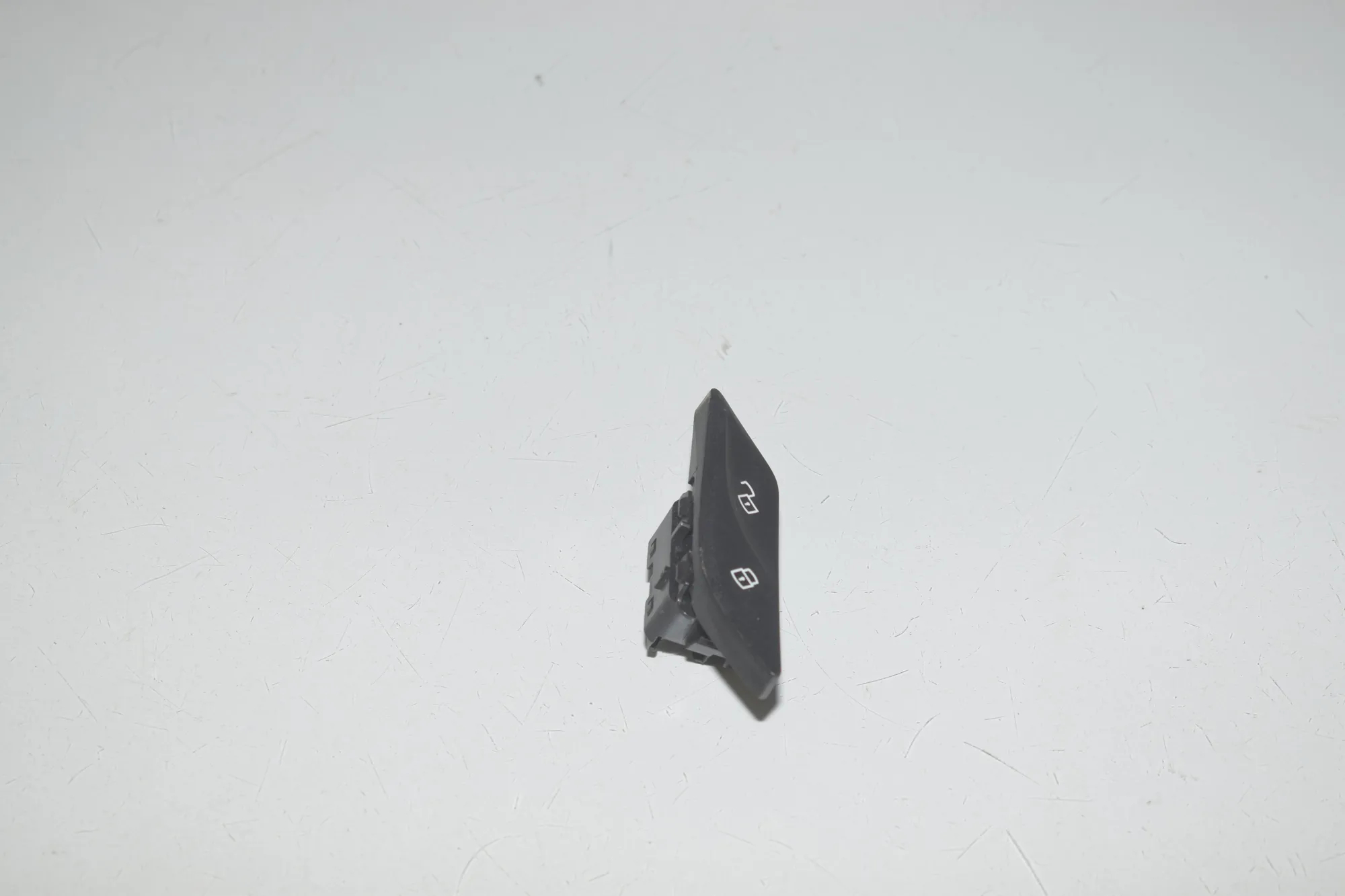 Door unlock/lock buttons – OEM 9860546 · BMW 5 (G30) BMW 5 (G30) 520 d 2020 – 2