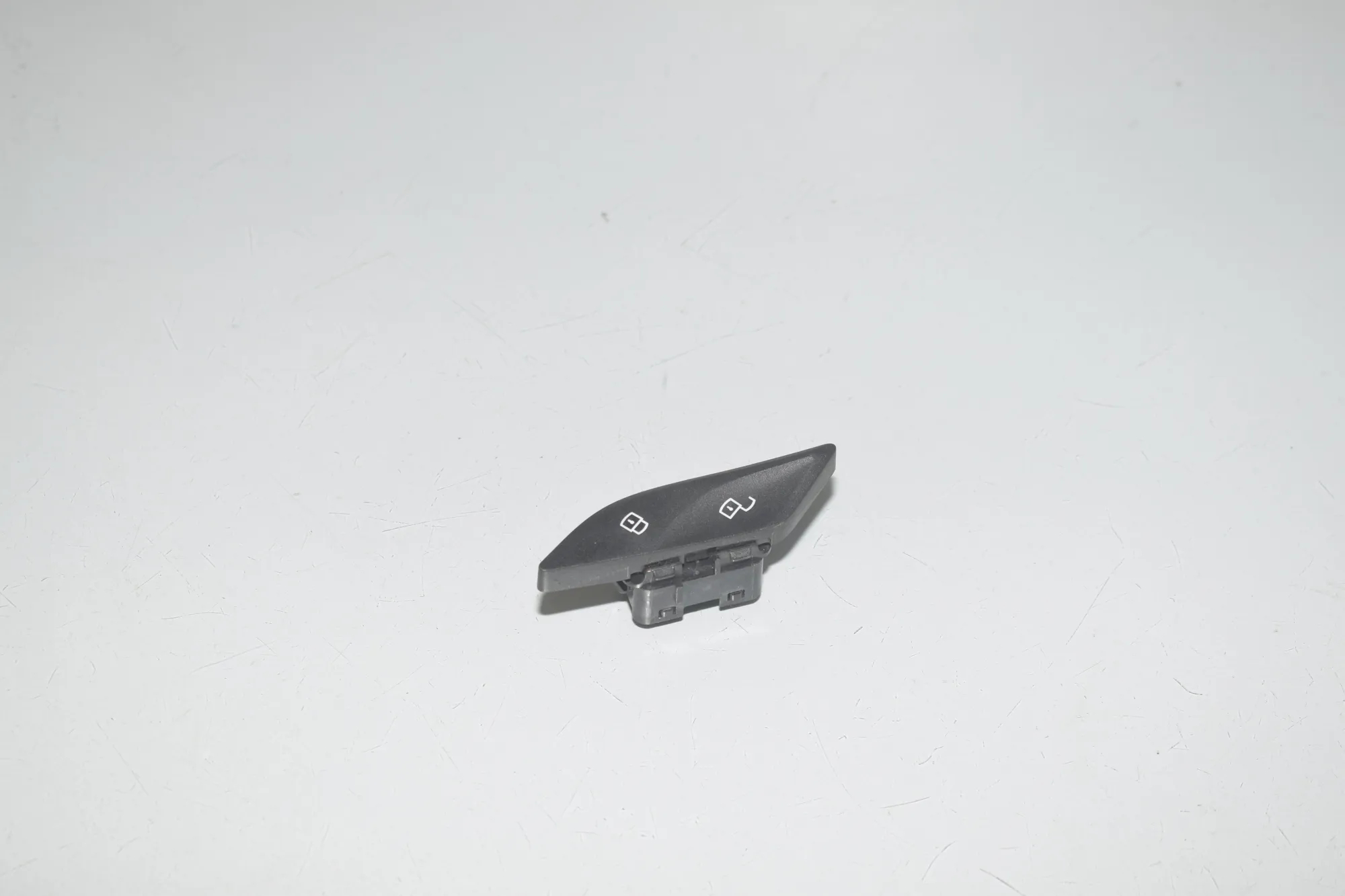 Door unlock/lock buttons – OEM 9860546 · BMW 5 (G30) BMW 5 (G30) 520 d 2020