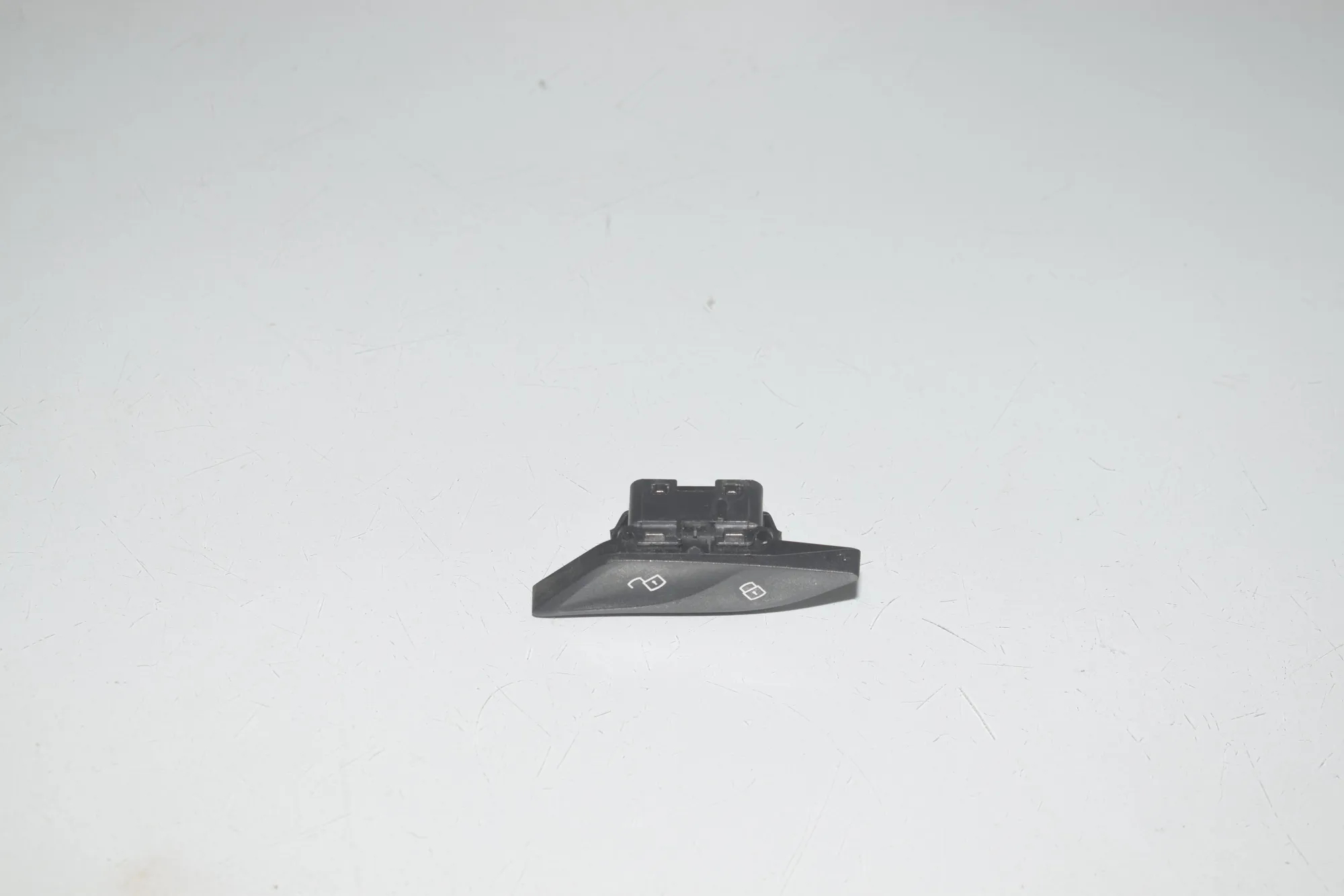 Door unlock/lock buttons – OEM 9860546 · BMW 5 (G30) BMW 5 (G30) 520 d 2020 – 3