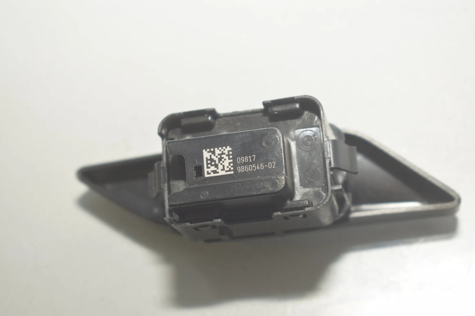 Door unlock/lock buttons – OEM 9860546 · BMW 5 (G30) BMW 5 (G30) 520 d 2020 – 5