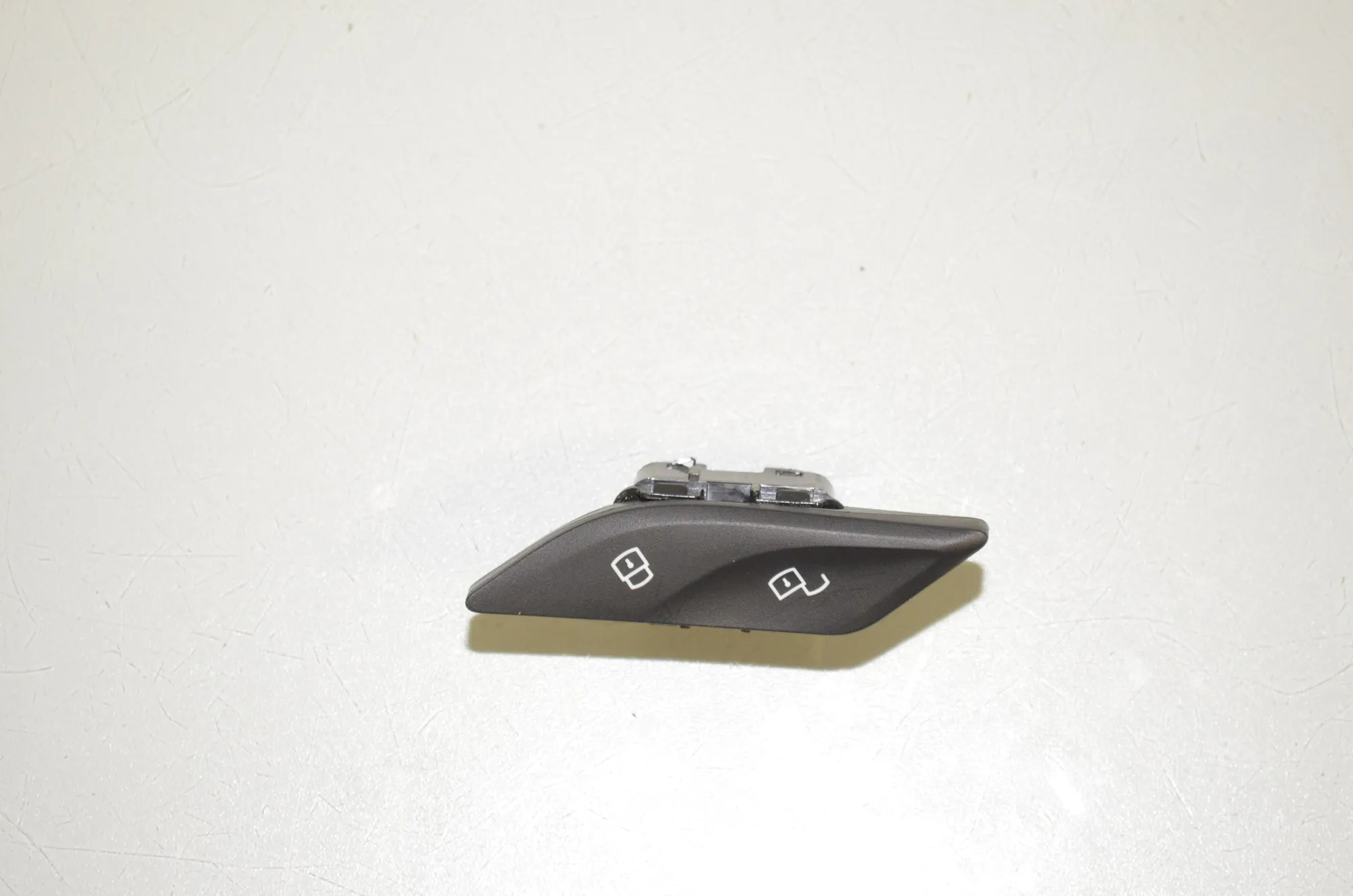 Central Locking Switch – OEM 9860546 · BMW 5 Touring (G31) (2017 - -) 520 d 2019 – 2