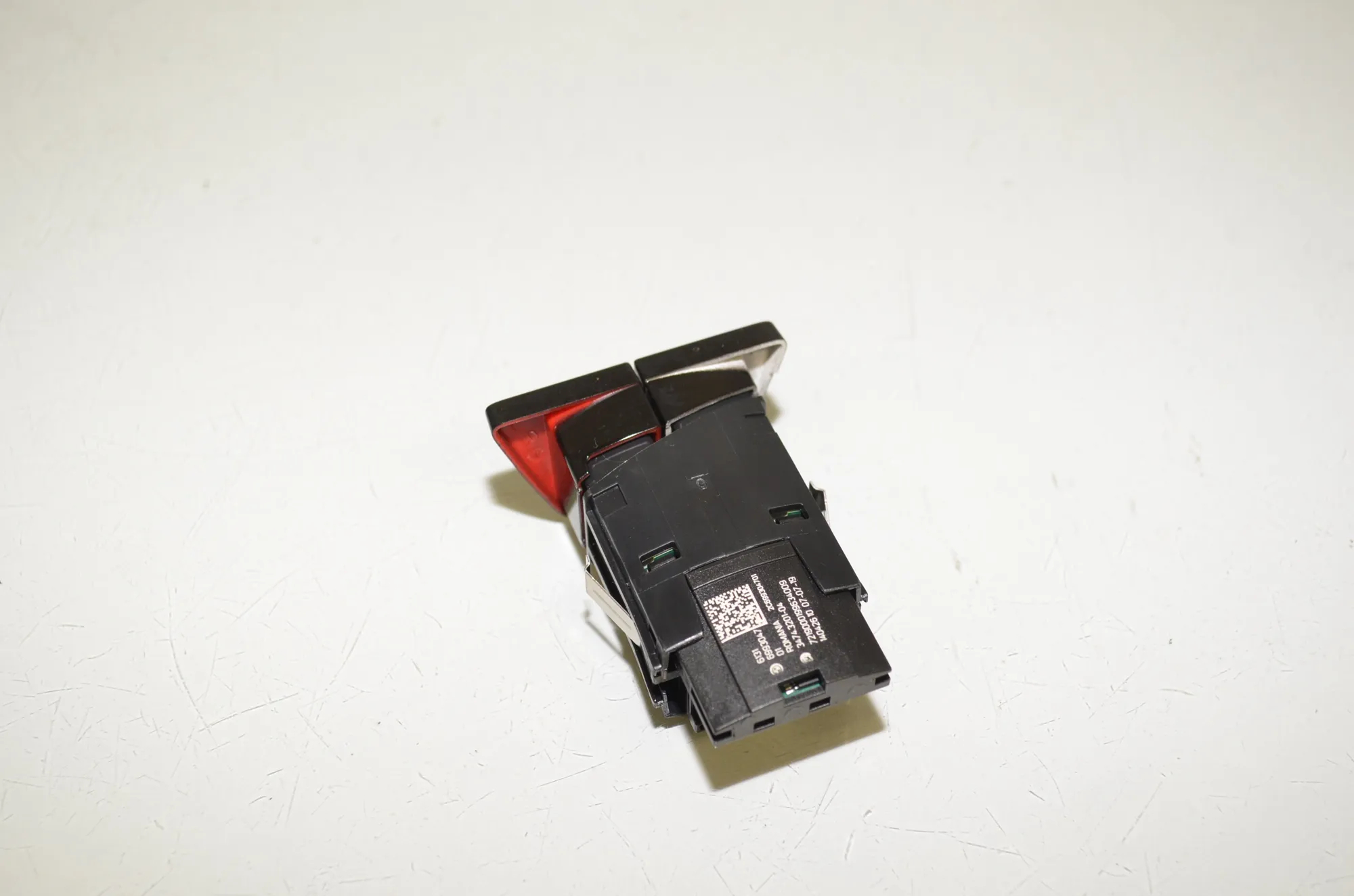 Hazard Button – OEM 6993047 · BMW 5 Touring (G31) (2017 - -) 520 d 2019 – 2
